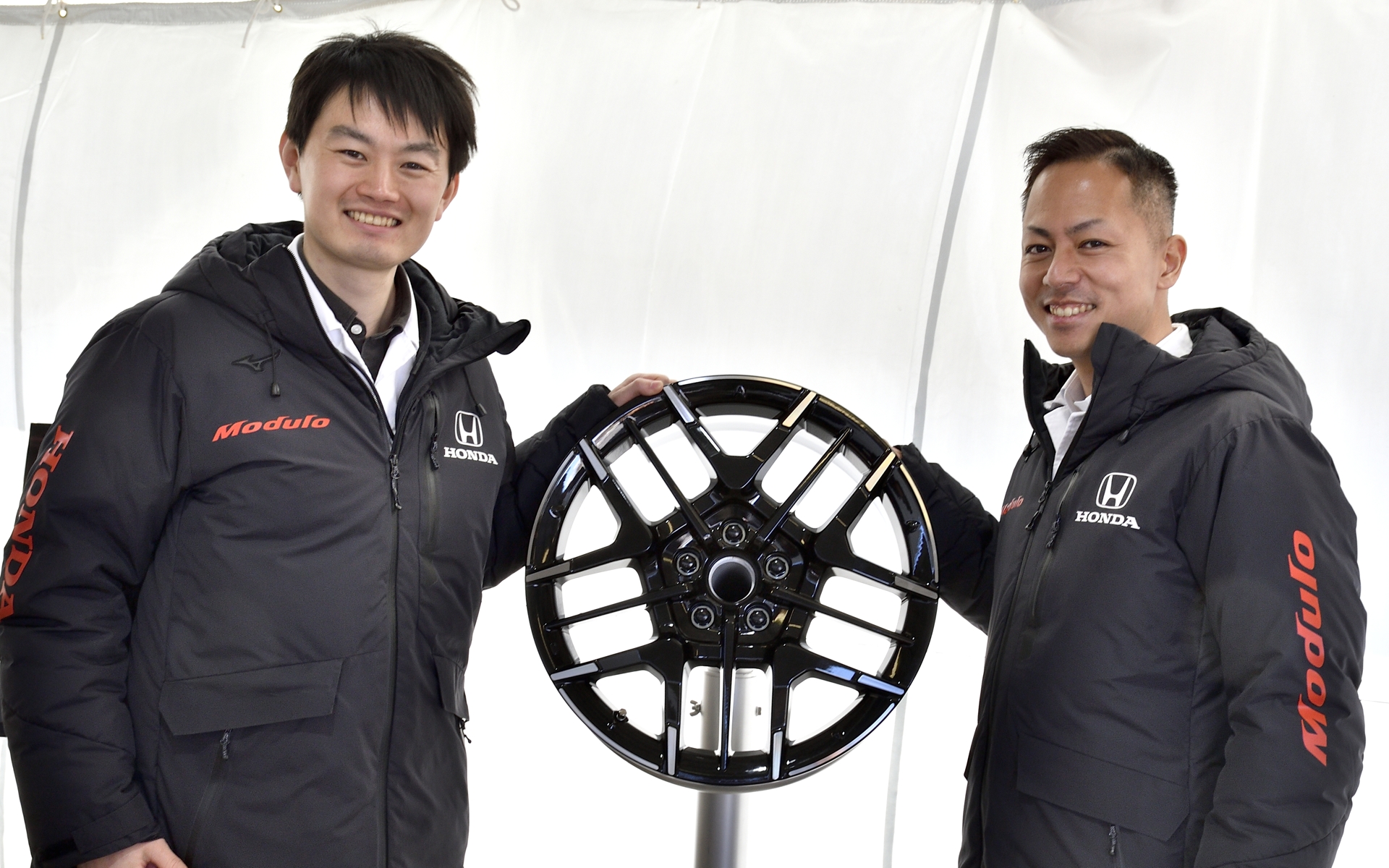 ヴェゼル用18インチホイール「MS-050」の開発に携わった株式会社ホンダアクセス 開発部 VEZEL アルミホイール開発担当 菊田辰哉氏（左）、同 菊川邦裕氏（右）