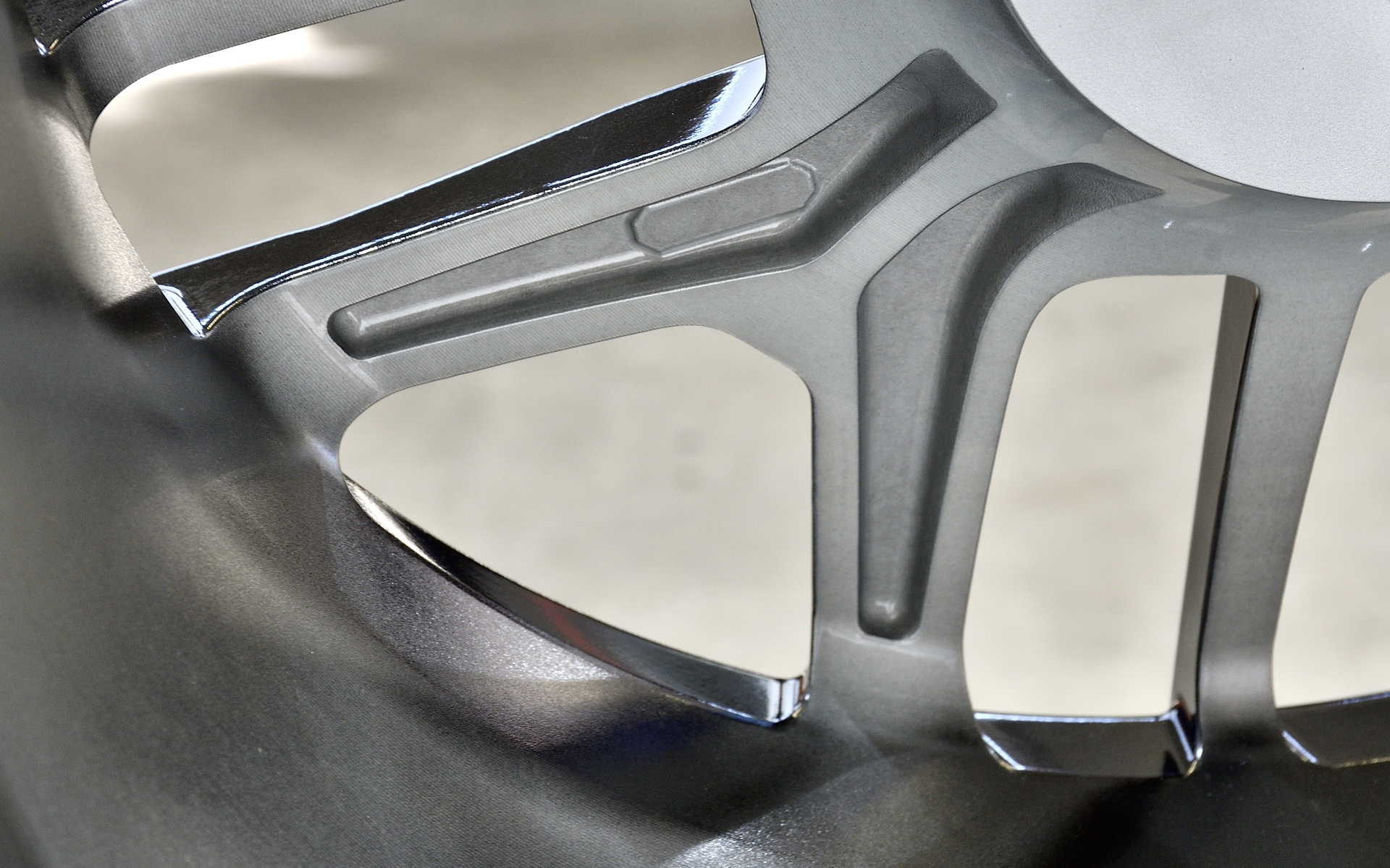 スポーク裏側の肉抜き（削る）などで重量と剛性の最適化を図っている