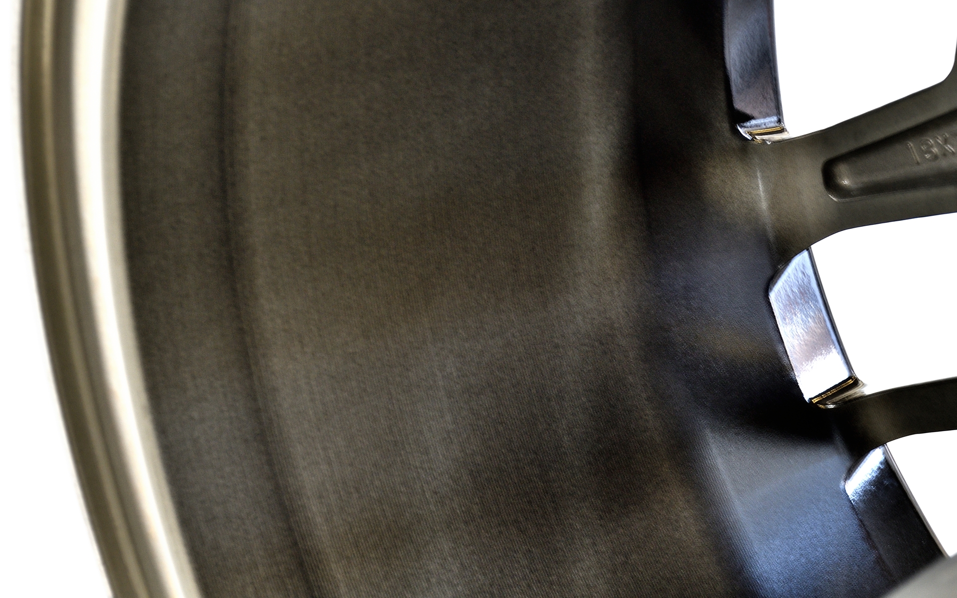 MS-050の裏側を見るとタイヤの接地面圧をしっかり高められるようにリム部はできる限り平らにしている