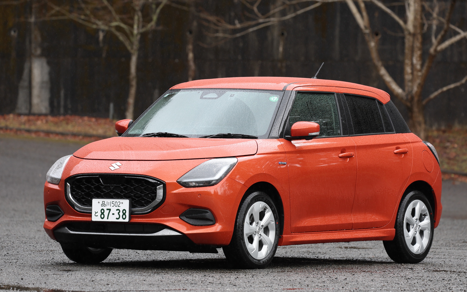 「スイフト HYBRID MX」5速MTモデル（192万2800円）。ボディサイズは3860×1695×1500mm（全長×全幅×全高）、ホイールベースは2450mm。車両重量は920kgで、現行スイフトスポーツのATモデルと比べると70kg、同じスイフト HYBRID MXの2WD/CVTモデルと比べると20kg、上級のHYBRID MZの2WD/CVTモデルと比べると30kg軽い