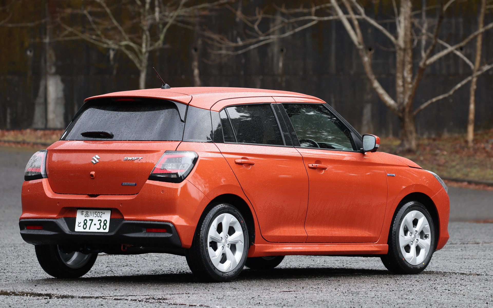 「スイフト HYBRID MX」5速MTモデル（192万2800円）。ボディサイズは3860×1695×1500mm（全長×全幅×全高）、ホイールベースは2450mm。車両重量は920kgで、現行スイフトスポーツのATモデルと比べると70kg、同じスイフト HYBRID MXの2WD/CVTモデルと比べると20kg、上級のHYBRID MZの2WD/CVTモデルと比べると30kg軽い