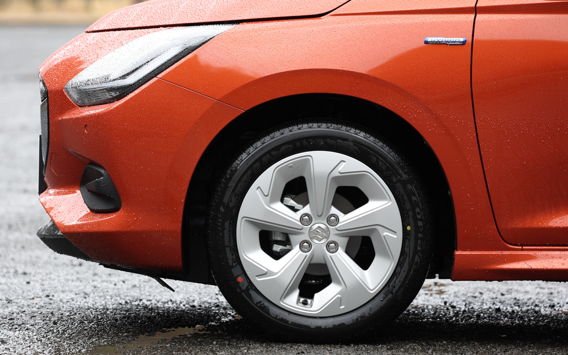 16インチアルミホイール（シルバー塗装）に組み合わせるタイヤは185/55R16 83Vサイズの「エコピア EP150」