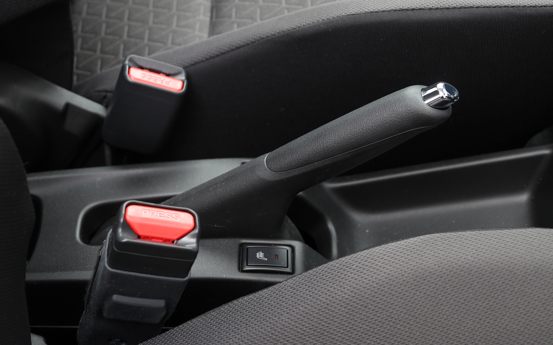 上級のHYBRID MZは電動パーキングブレーキを採用していたが、HYBRID MXは手引き式