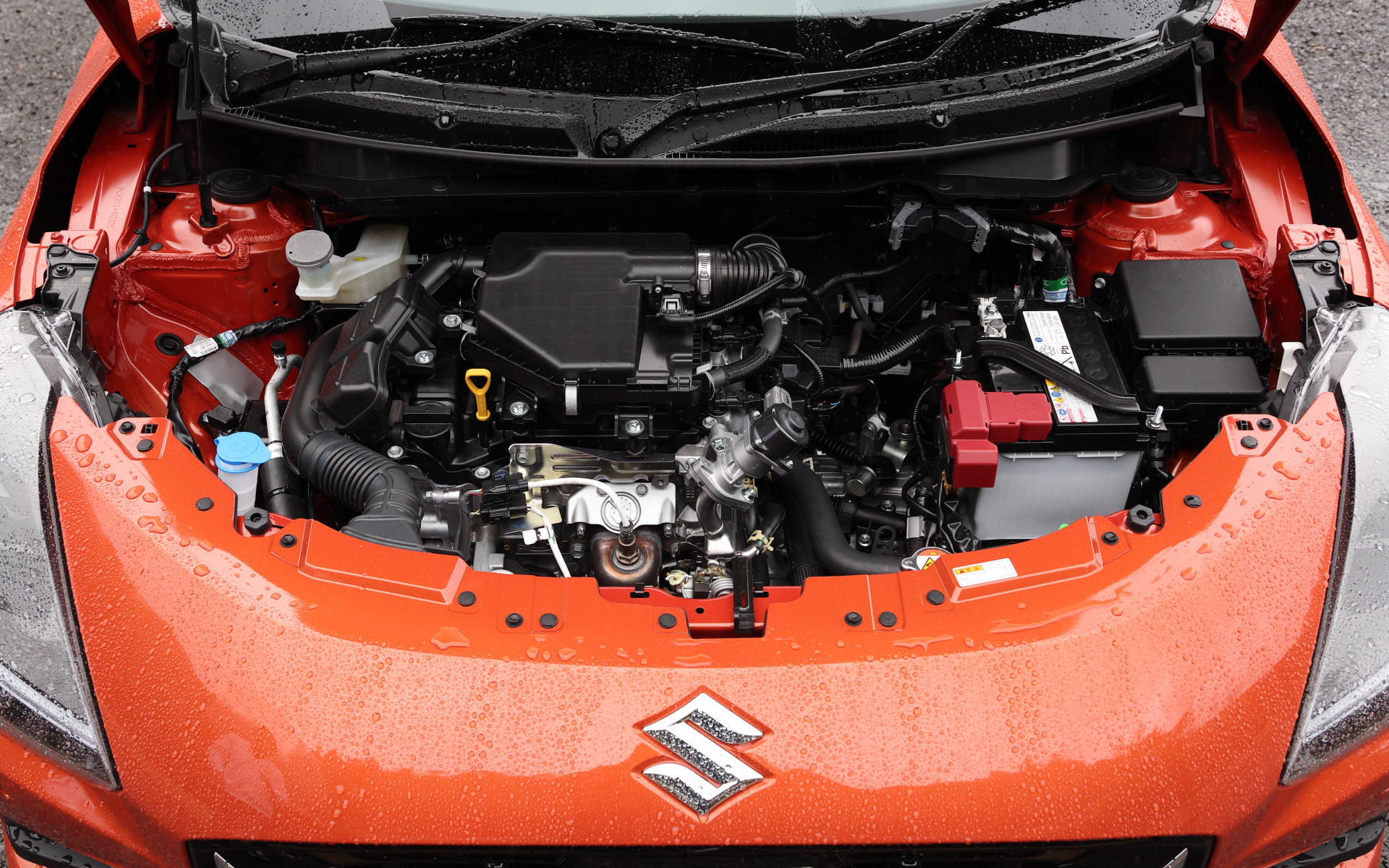 新型スイフト共通の最高出力60kW（82PS）/5700rpm、最大トルク108Nm（11kgfm）/4500rpmを発生する直列3気筒DOHC 1.2リッター「Z12E」型エンジンに加え、スズキのMTモデルとして初めて最高出力2.3kW（3.1PS）/1100rpm、最大トルク60Nm（6.1kgfm）/100rpmを発生する「WA06D」モーターを組み合わせるマイルドハイブリッドを搭載