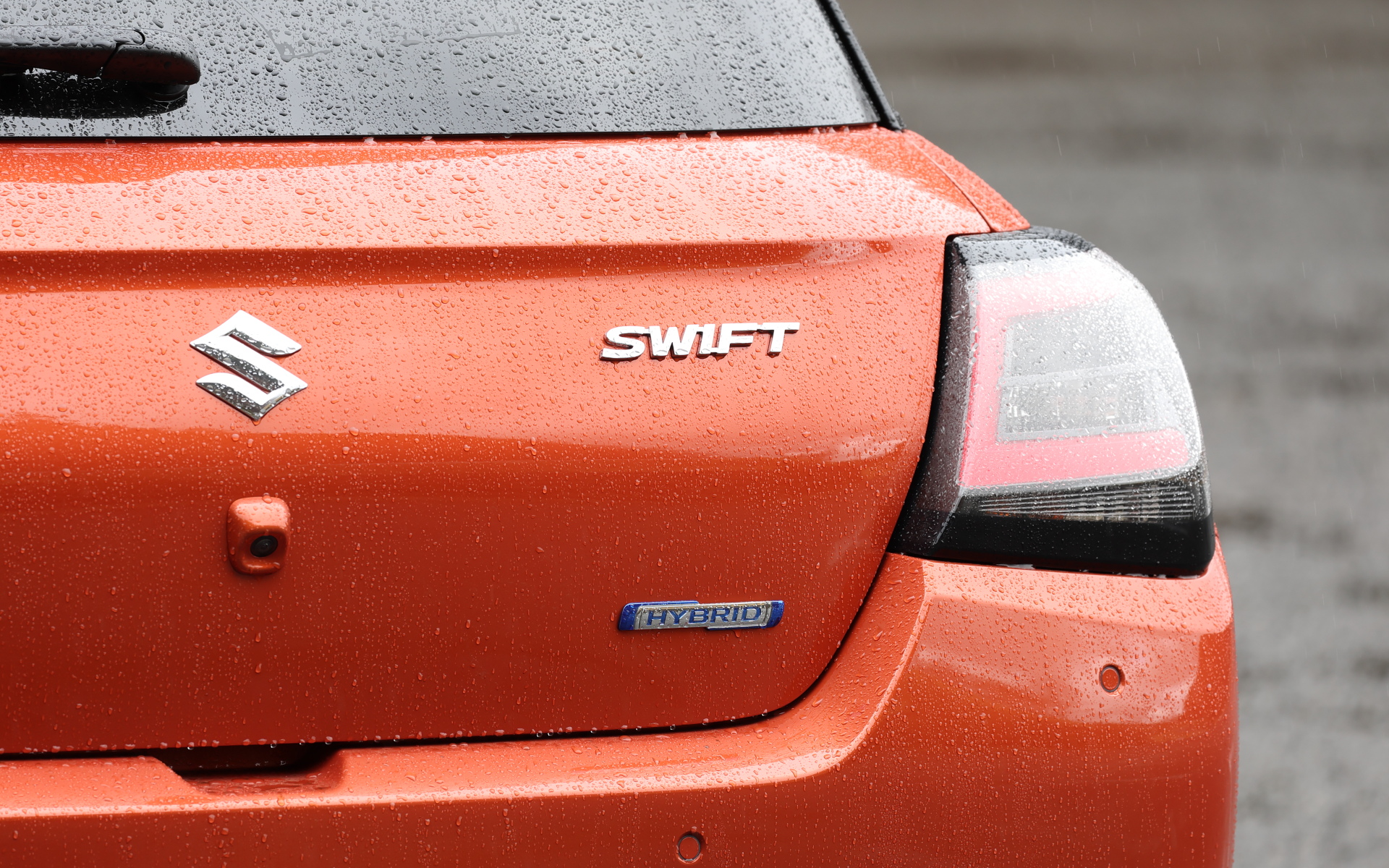 新型スイフト共通の最高出力60kW（82PS）/5700rpm、最大トルク108Nm（11kgfm）/4500rpmを発生する直列3気筒DOHC 1.2リッター「Z12E」型エンジンに加え、スズキのMTモデルとして初めて最高出力2.3kW（3.1PS）/1100rpm、最大トルク60Nm（6.1kgfm）/100rpmを発生する「WA06D」モーターを組み合わせるマイルドハイブリッドを搭載