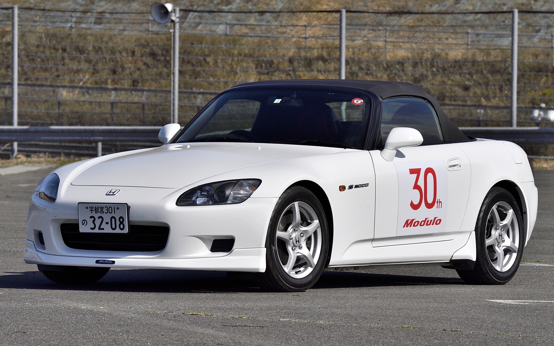 試乗車のS2000（AP1）は1999年式。ボディサイズは4135×1750×1285mm（全長×全幅×全高）、車重は1240kg、ボディカラーはグランプリホワイトで、内装色はブラック/レッド。1999年の価格は338万円（東京地区）