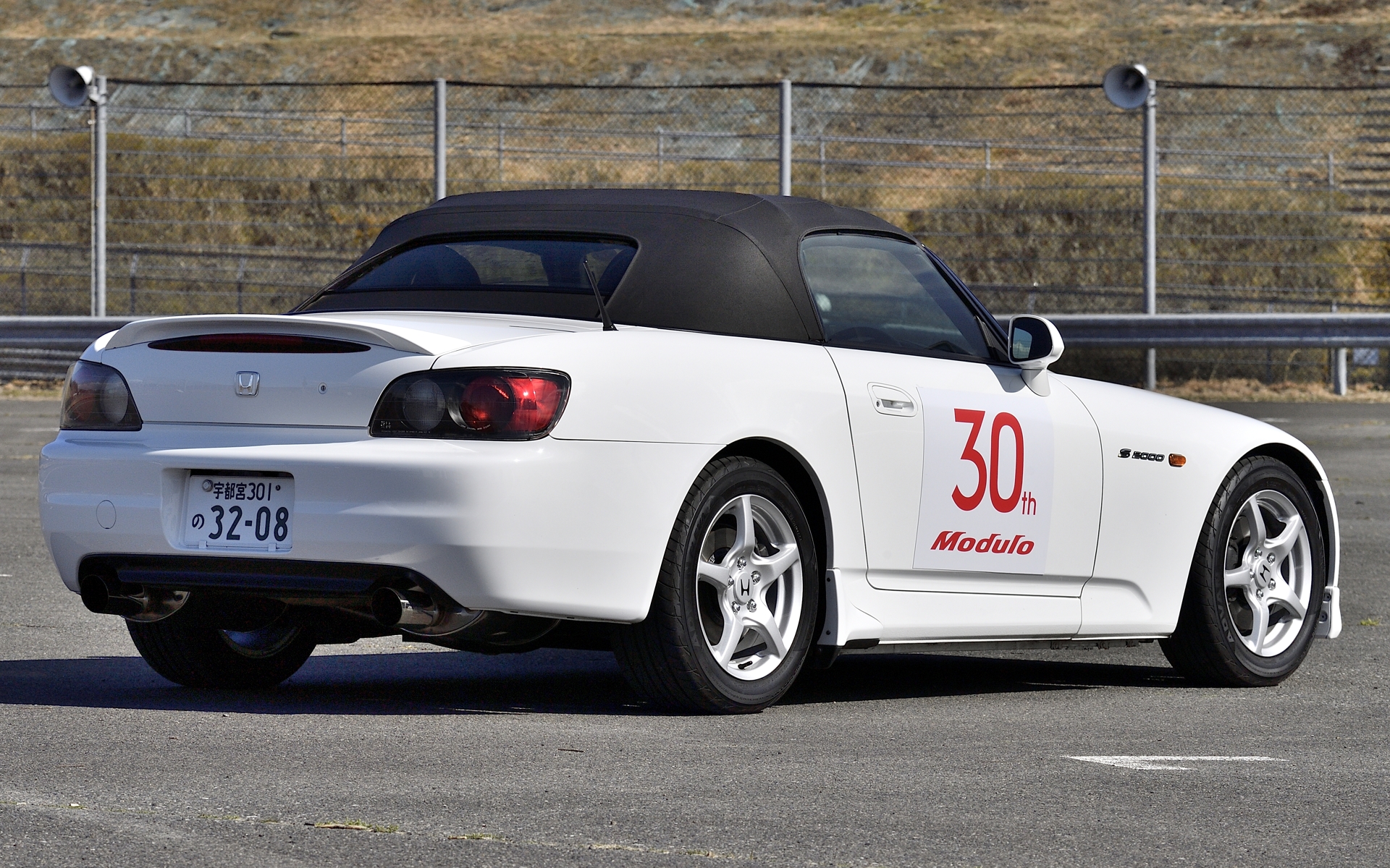 搭載する直列4気筒2.0リッターエンジン（F20C）は、最高出力250PS/8300rpm、最大トルク22.2kgm/7500rpmを発生。サスペンションは前後ダブルウィッシュボーン式。装着タイヤサイズはフロントが205/55R16、リアが225/50R16