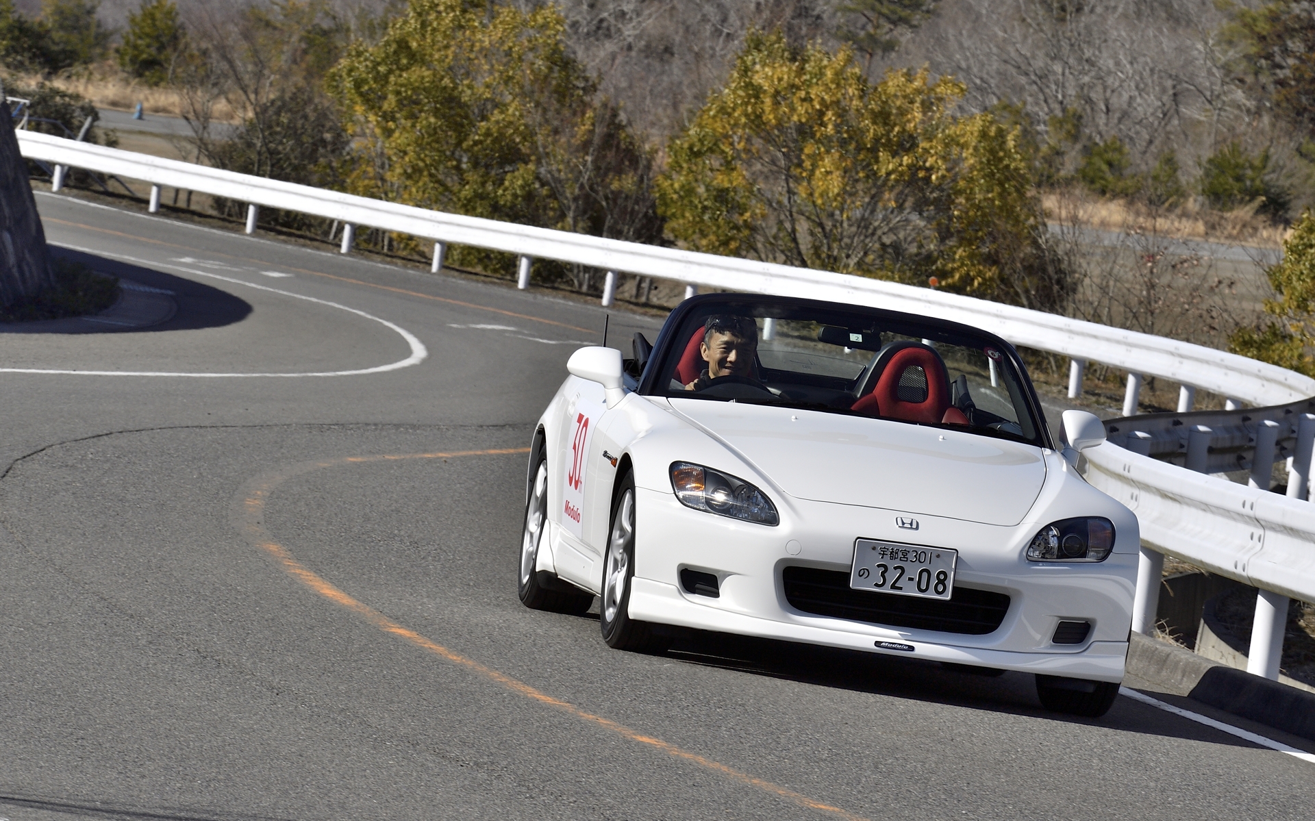 サスペンションは、Moduloスポーツサスペンション（当時の価格は15万円）を装着。車高が10mmダウンするほか、フロントのみ5段階の減衰力調整機構が備わっている