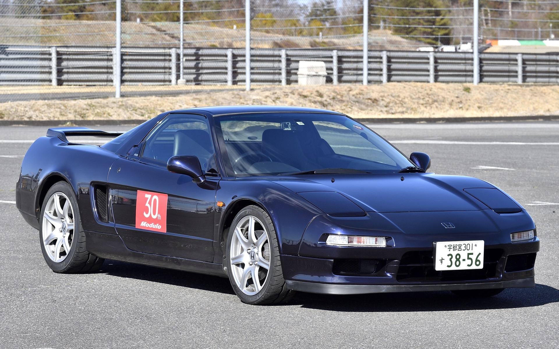 試乗したNSX（NA2）は1999年式でグレードはTYPE S。ボディサイズは4430×1810×1160mm（全長×全幅×全高）、車重は1320kg。ボディカラーはミッドナイト・パープル、内装色はブラック。1999年当時の価格は1035万7000円