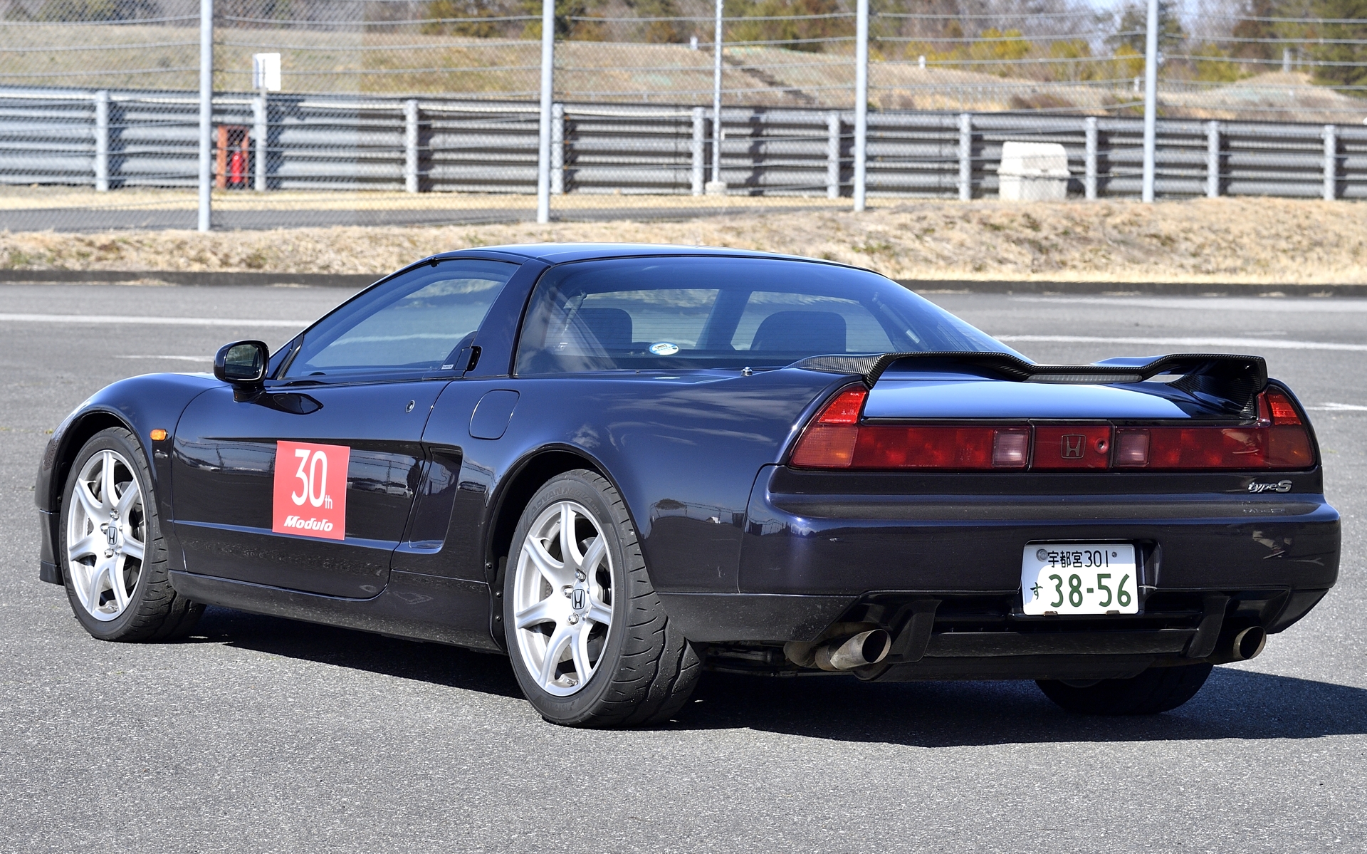 搭載するV型6気筒3.2リッターエンジンは、最高出力280PS/7300rpm、最大トルク31.0Kgm/5300rpmを発生。サスペンションは前後ダブルウィッシュボーン式。装着タイヤサイズはフロントが215/45ZR16、リアが245/40ZR17