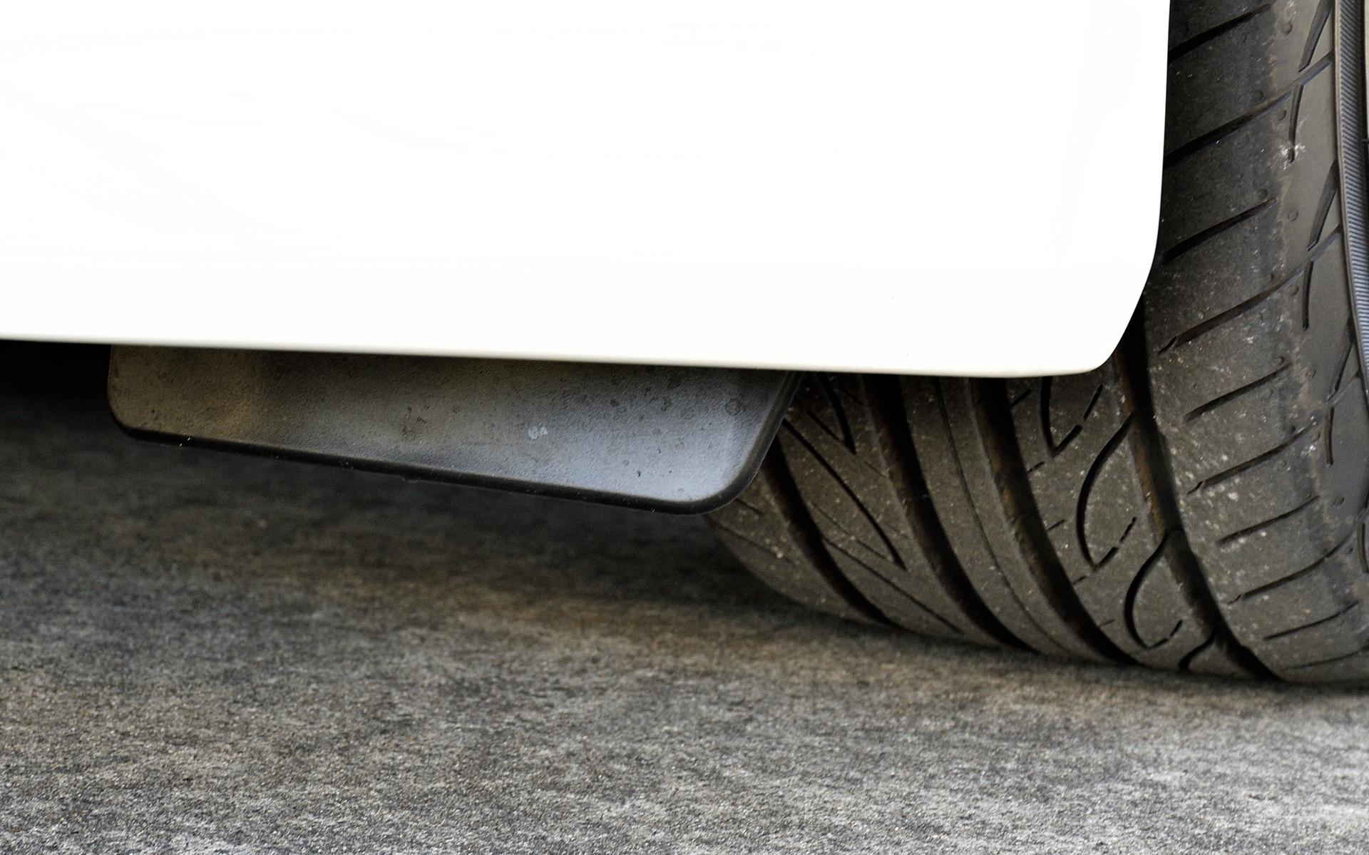 ボディ床下の空気の流れに着目し、フロントアンダースポイラーは形状にこだわっただけでなく、フロントストレーキをセットで装着する仕様にしていた。今ではどんな車種にも標準で装備されているアイテムだ