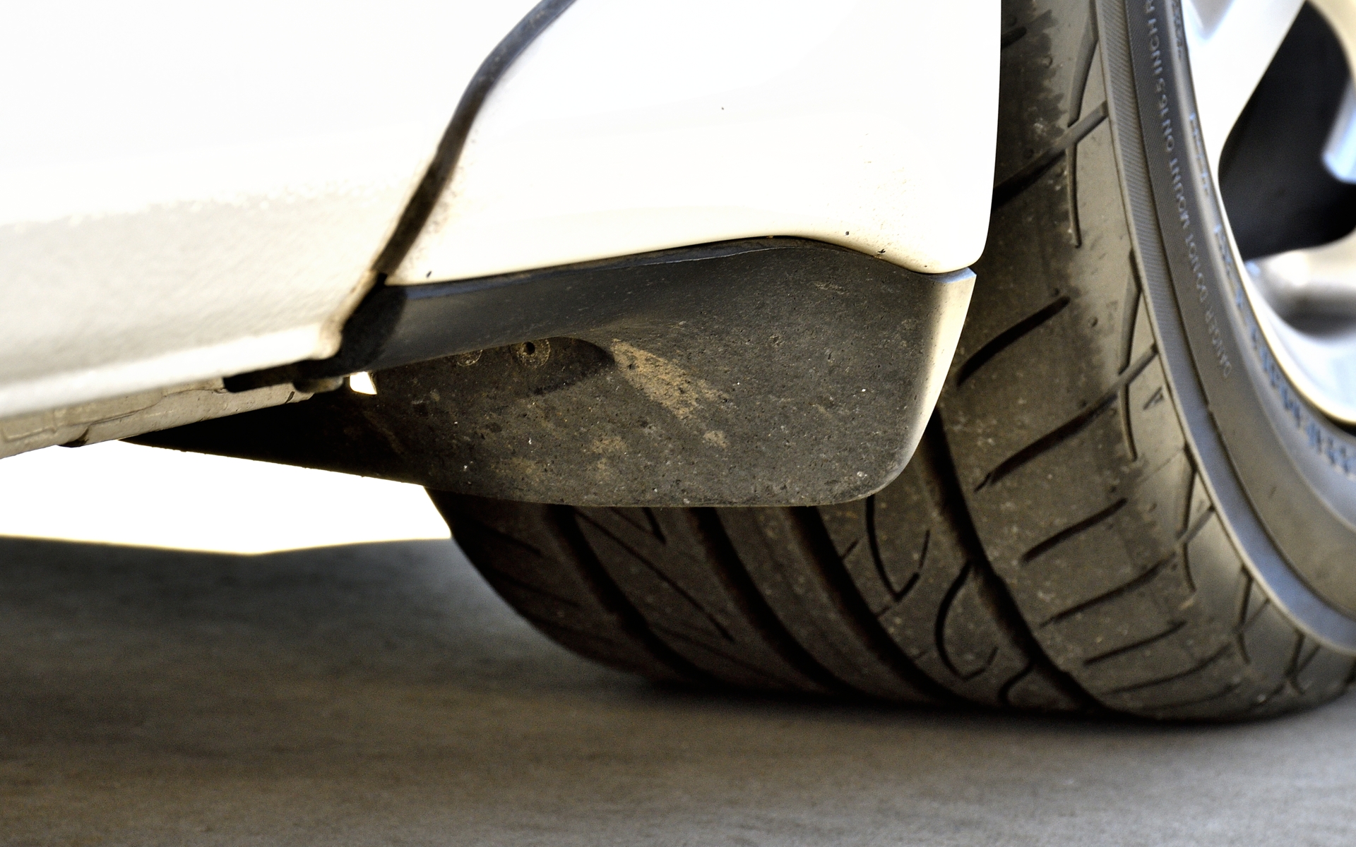 リアストレーキ（当時の価格は3万8000円）は4か所の整流板で構成され、ボディ床下の整流効果を高め、スムーズな空気の流れを生み出し高速走行時の安定性を向上させていた