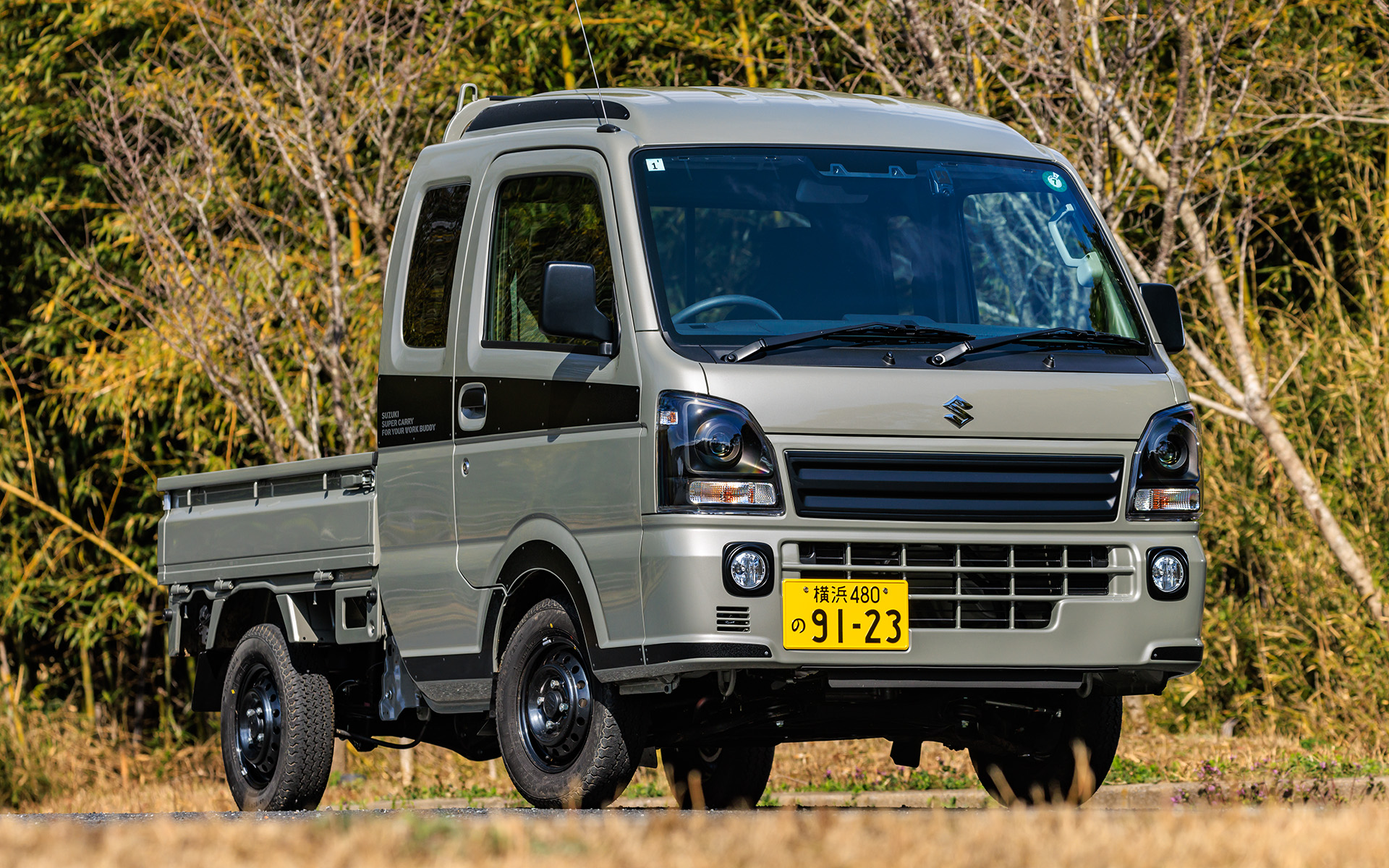 4月19日に一部仕様変更が行なわれたスーパーキャリイ Xリミテッド。試乗した5速MT/4WDの価格は166万6500円。ボディサイズは3395×1475×1885mm（全長×全幅×全高）、ホイールベースは1905mm。最低地上高は160mm、最小回転半径は3.6m