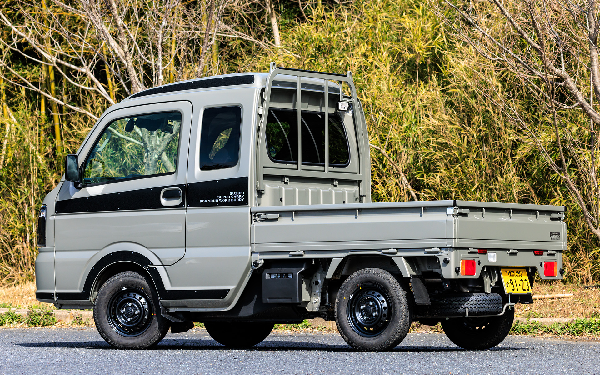 4月19日に一部仕様変更が行なわれたスーパーキャリイ Xリミテッド。試乗した5速MT/4WDの価格は166万6500円。ボディサイズは3395×1475×1885mm（全長×全幅×全高）、ホイールベースは1905mm。最低地上高は160mm、最小回転半径は3.6m