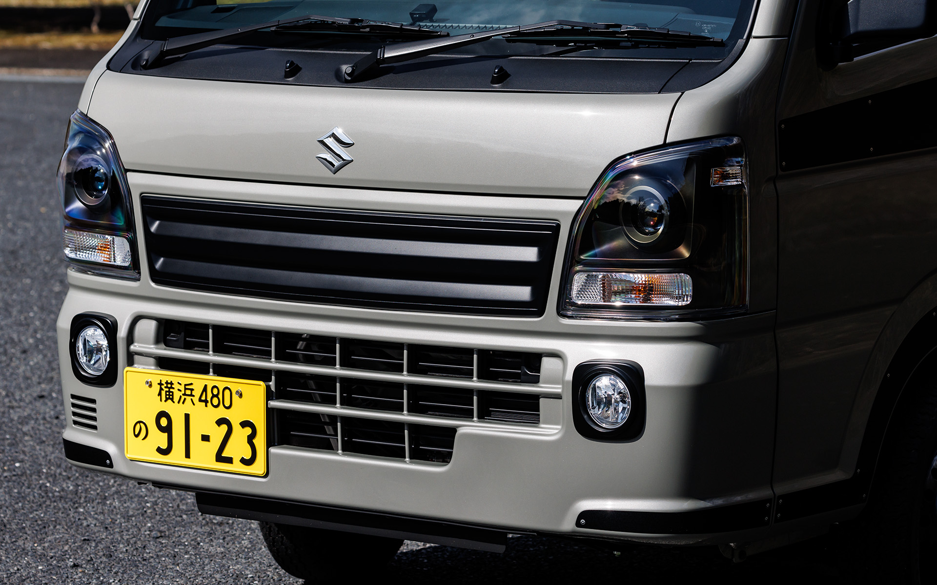 スーパーキャリイ Xリミテッドはスーパーキャリイ Xをベースに専用のデカールを採用したほか、LEDヘッドライトのエクステンションやフロントガーニッシュ、フォグランプベゼルといったメッキ部分をブラック塗装に変更。ホイールやドアハンドル、ドラミラーもブラックにすることでタフで精悍な印象としている。ボディカラーは「モスグレーメタリック」のほか、「ブルーイッシュブラックパール3」「デニムブルーメタリック」など全部で5色をラインアップ