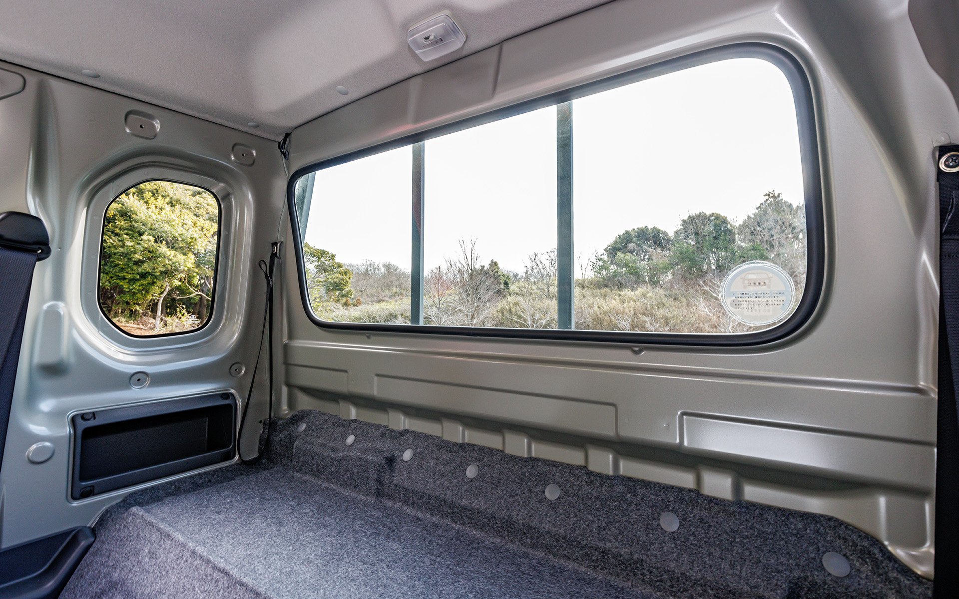 シートバックスペースも広くとられており、荷物を置いていてもリクライニング可能