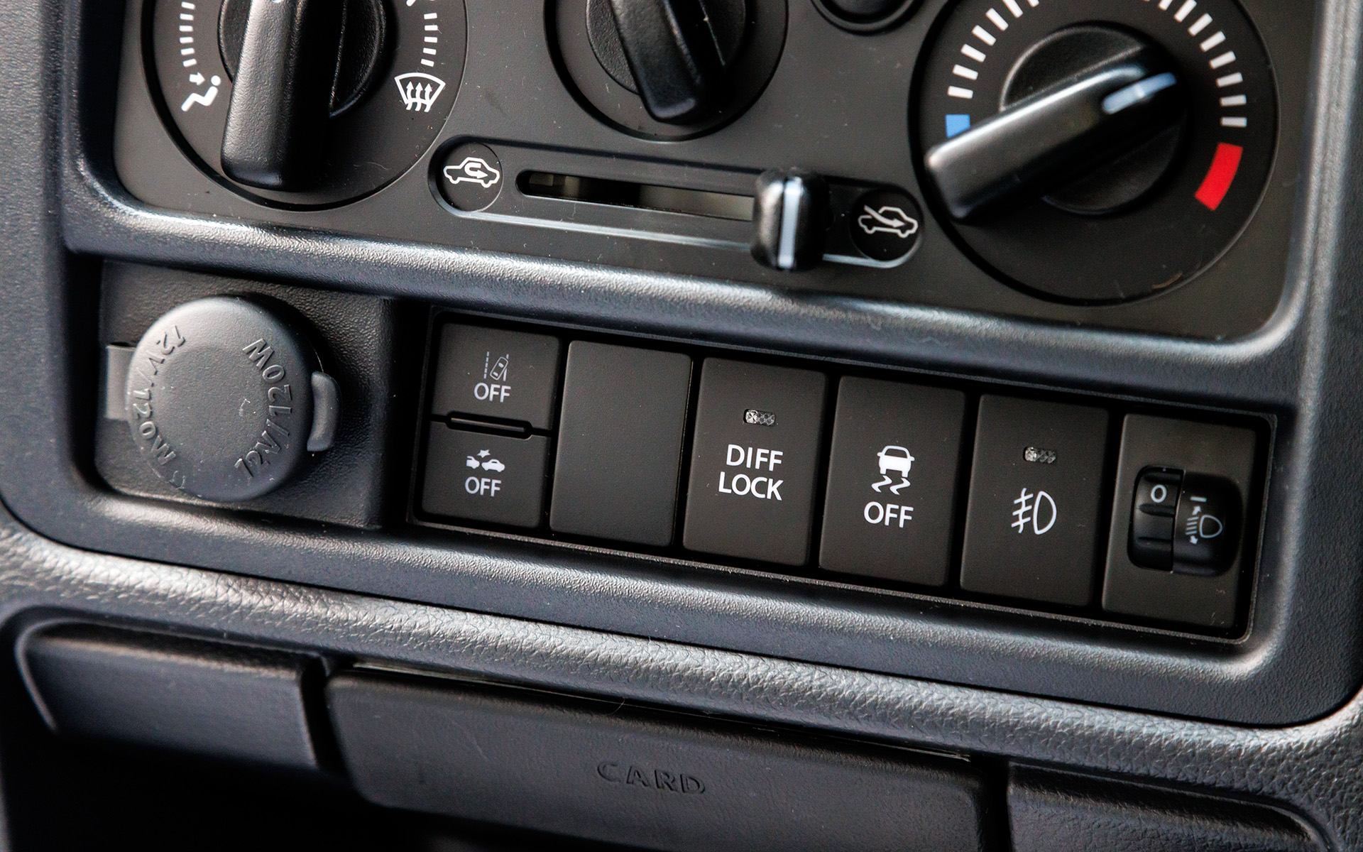 デフロックやスズキ セーフティ サポートの機能OFFボタンはマニュアルエアコンの下に配置