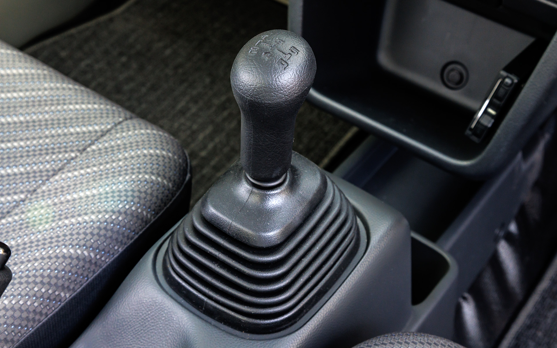 シフトノブもいたってシンプル