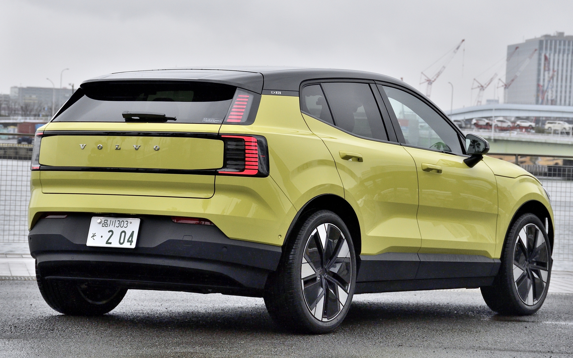 試乗車のボディカラーは「モスイエロー」で、そのほかに「ヴェイパーグレー」「オニキスブラック」「クリスタルホワイト」「クラウドブルー」の全5色を設定。オニキスブラック・デュアルトーンルーフが標準装備となり2トーンカラーになる