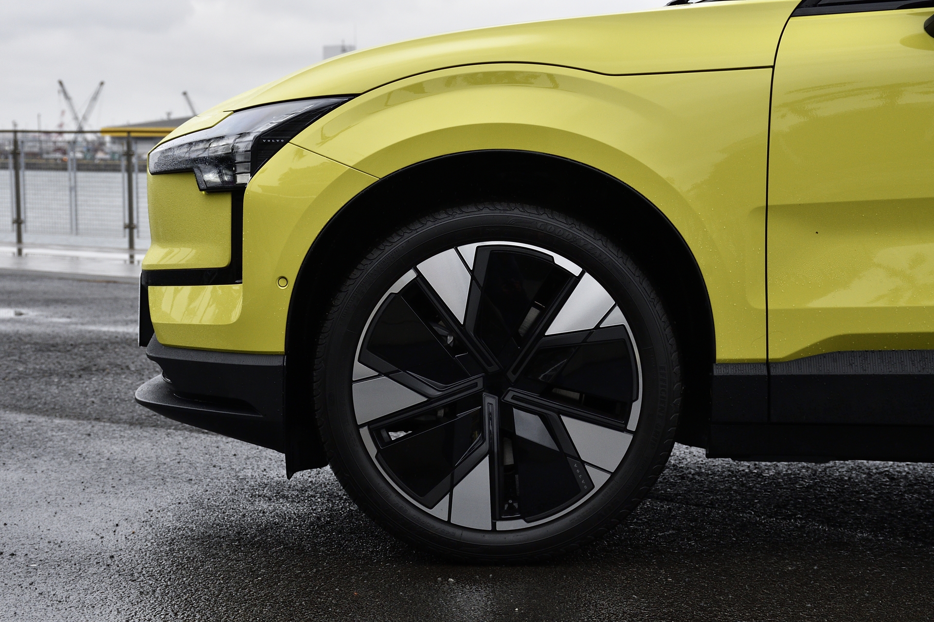 試乗車はオプション設定の「5スポーク・エアロアルミホイール」（8.0J×20インチ・カラーはダイヤモンドカット/ブラック）を装着。タイヤはグッドイヤーのエフィシェントグリップで、サイズは前後とも245/40R20（標準装着タイヤは245/45R19）