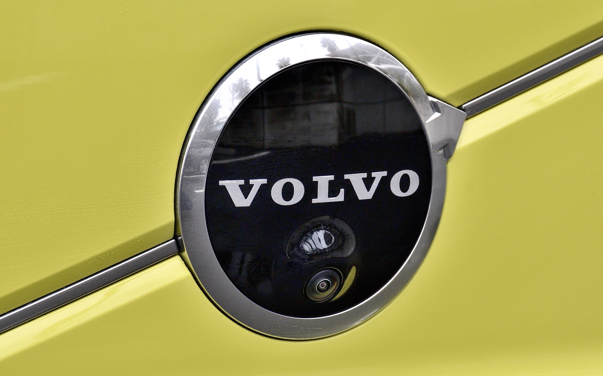 フロントのロゴ下部にカメラを内蔵