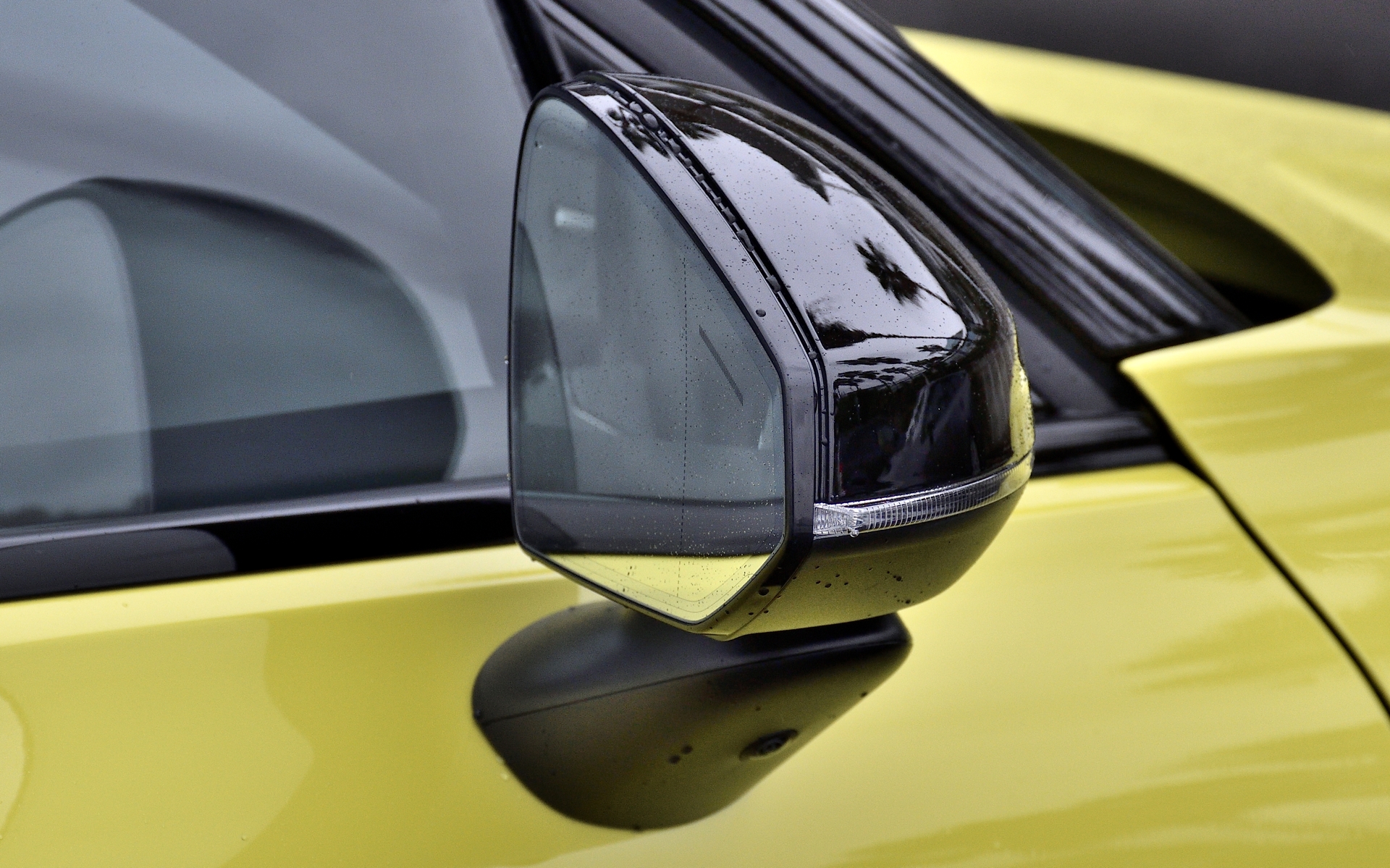 ドアミラーはすっきりとした「フレームレス」タイプを採用。また、フロントドアの下の地面を照らす「グランドライト」も内蔵しているほか、運転席側は自動防眩機能も備えている