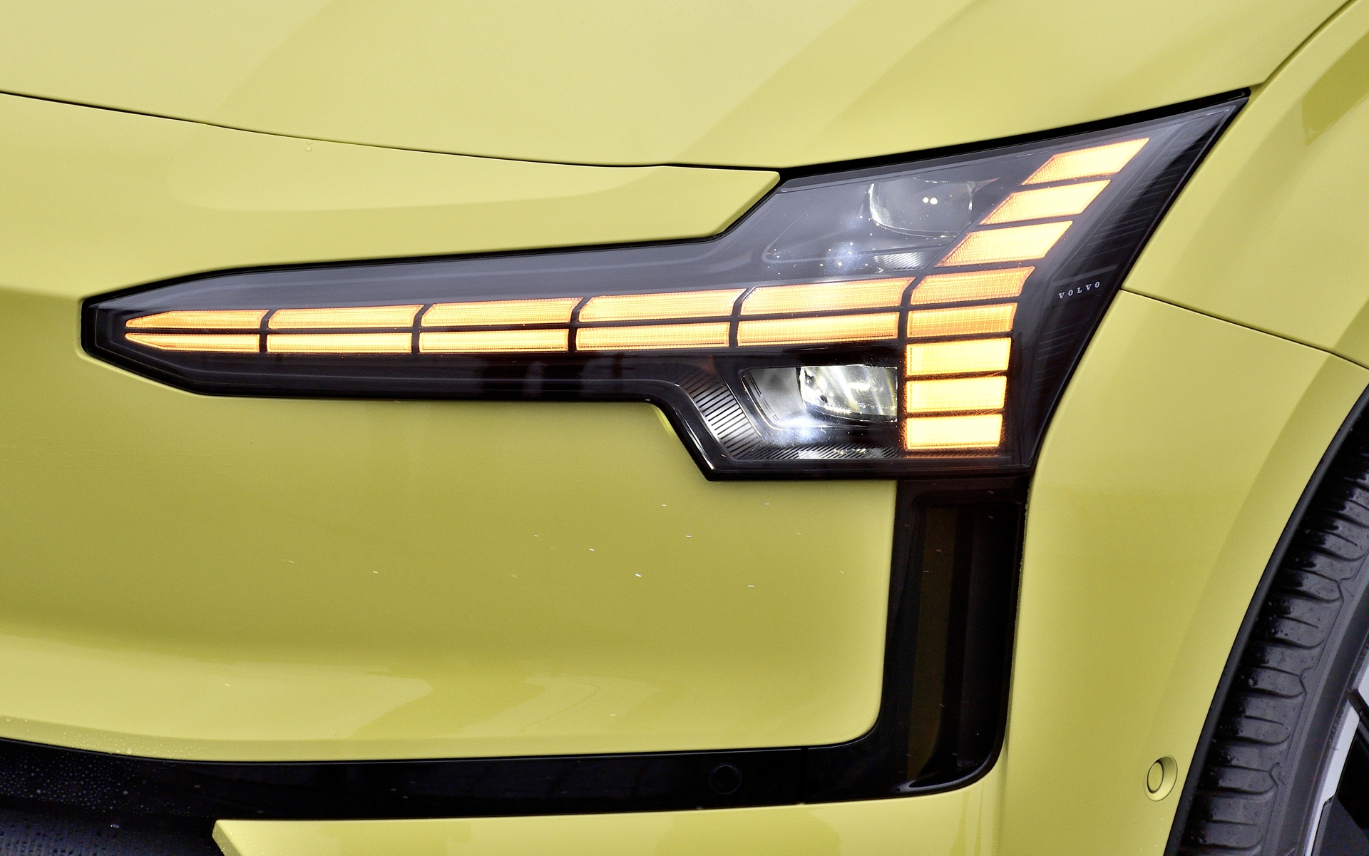 新しくセグメントデザインを採用した「トールハンマーLEDライト」を採用