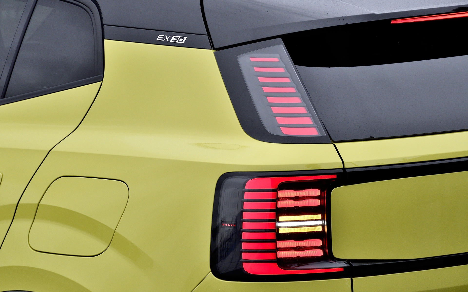 テールランプはフルLED。ブランドアイデンティティである「C型グラフィック」と「縦型ランプ」のコンビネーション