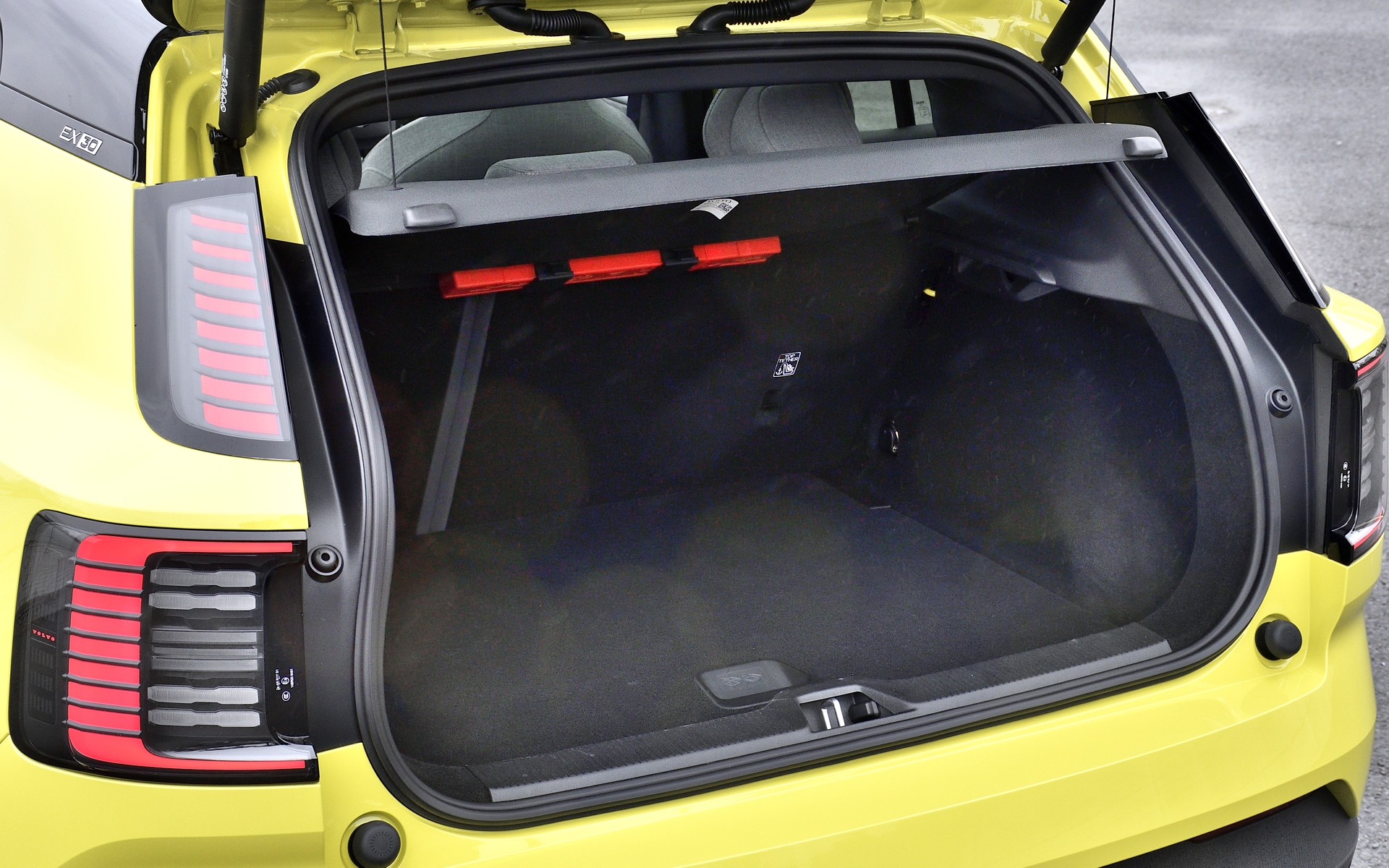 ラゲッジスペースの容量は318L