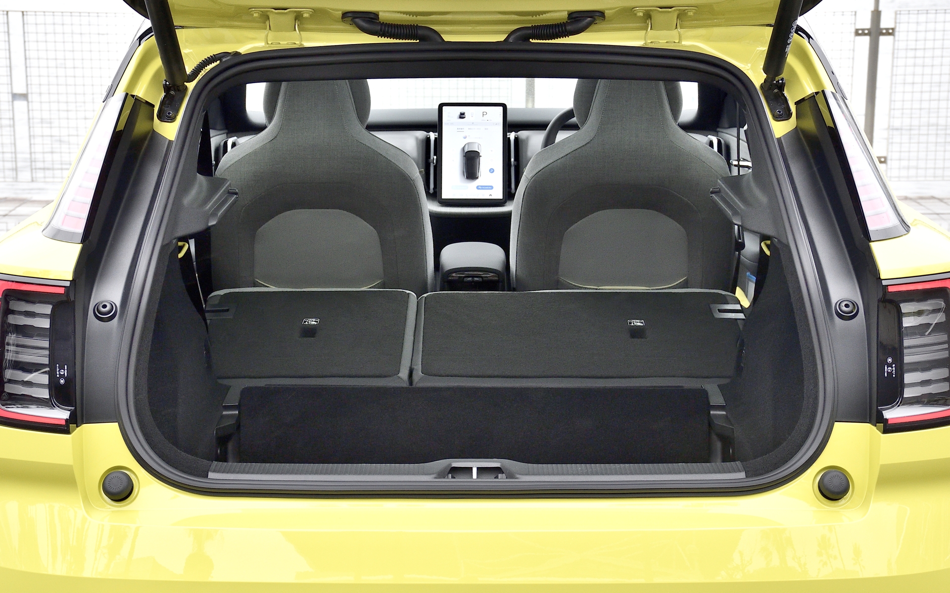 後席をすべて倒せばフラットで奥行き1.47mの広大なスペースを利用できる