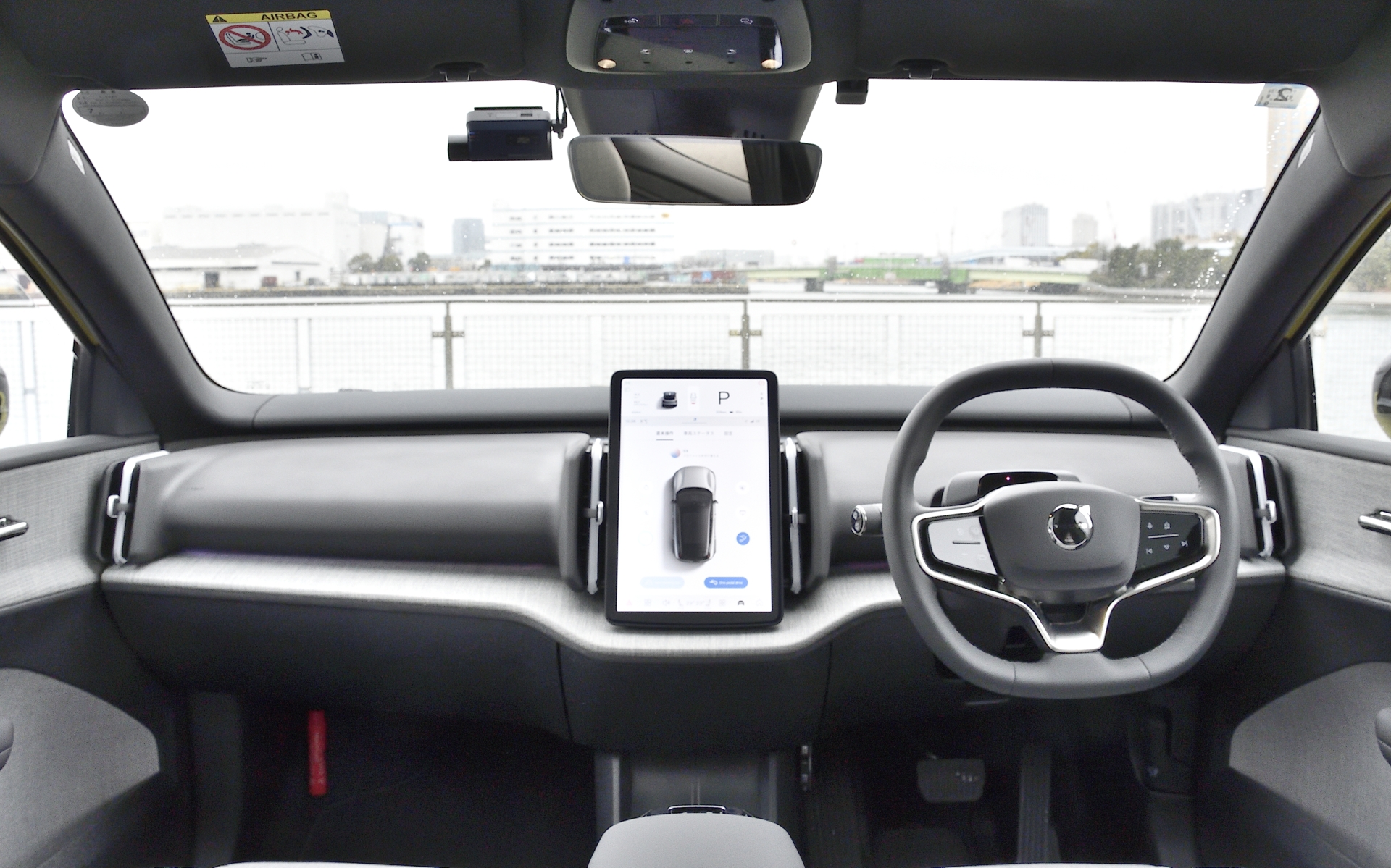 EX30のインテリア。デコラティブ・パネルの約30％は再生プラスチックを原材料にしていて、トップレイヤーにはリサイクル素材や再生可能な素材を使用している