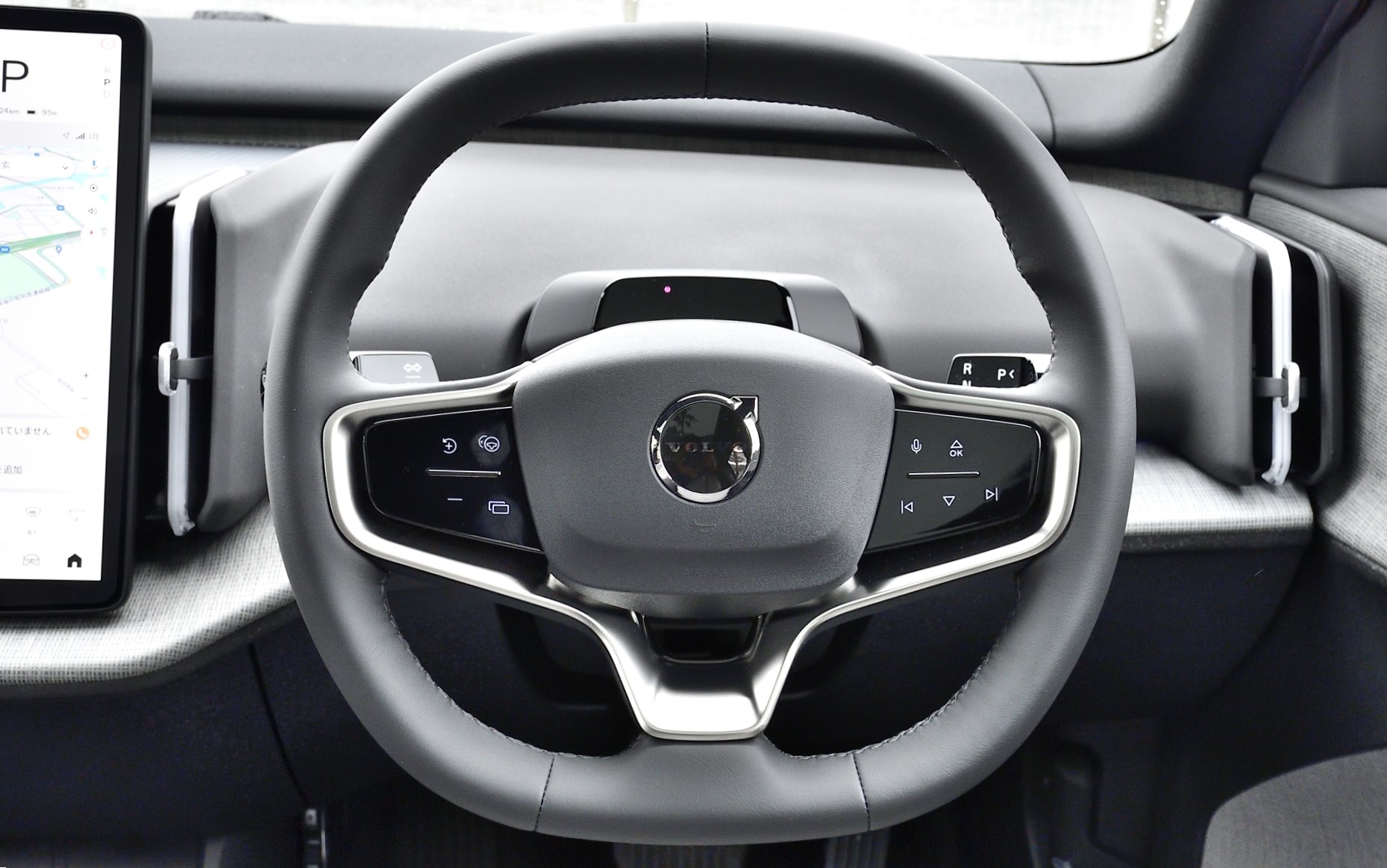 スクエア形状のテイラード・シルクメタル・スポーツステアリングホイールを採用。コラムの上にはドライバーの疲労を検知する「ドライバー・アラート・コントロール」を搭載していて、1分間に320フレーム以上目を閉じるなど異常を検知すると警告してくれる