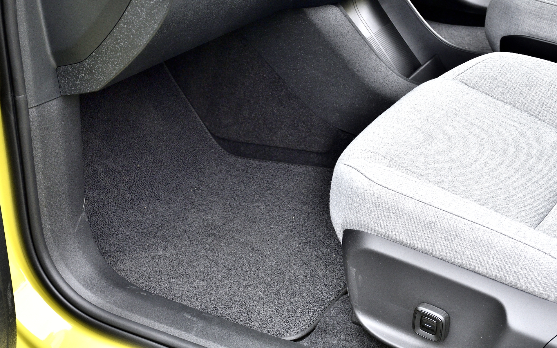 フロアマットは廃棄された漁網から再生された素材を再利用している