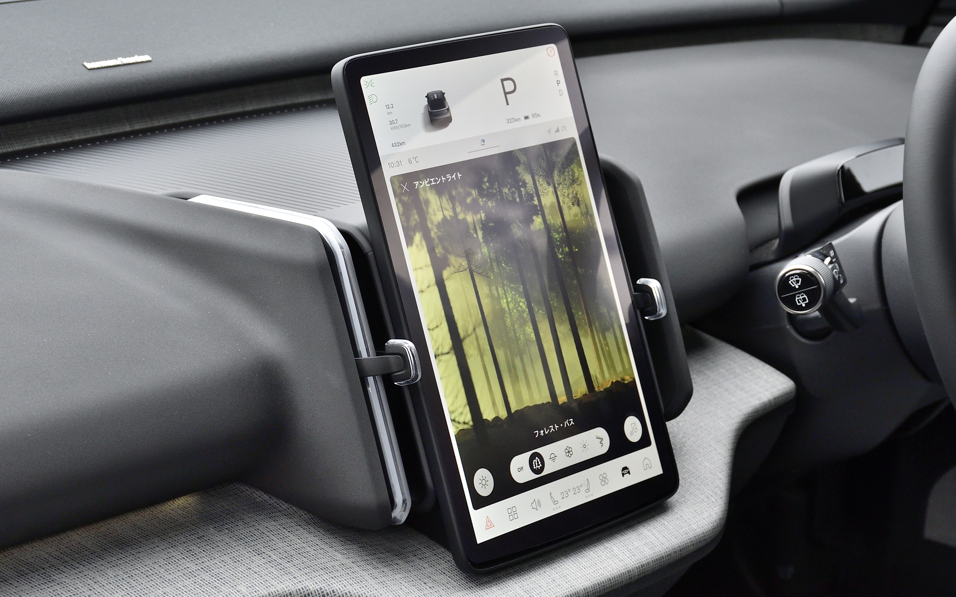 12.3インチのタッチスクリーン式縦型モニターを中央にレイアウト。ドライバーの目線に近い上側のほうにスピードやシフトなどを表示する