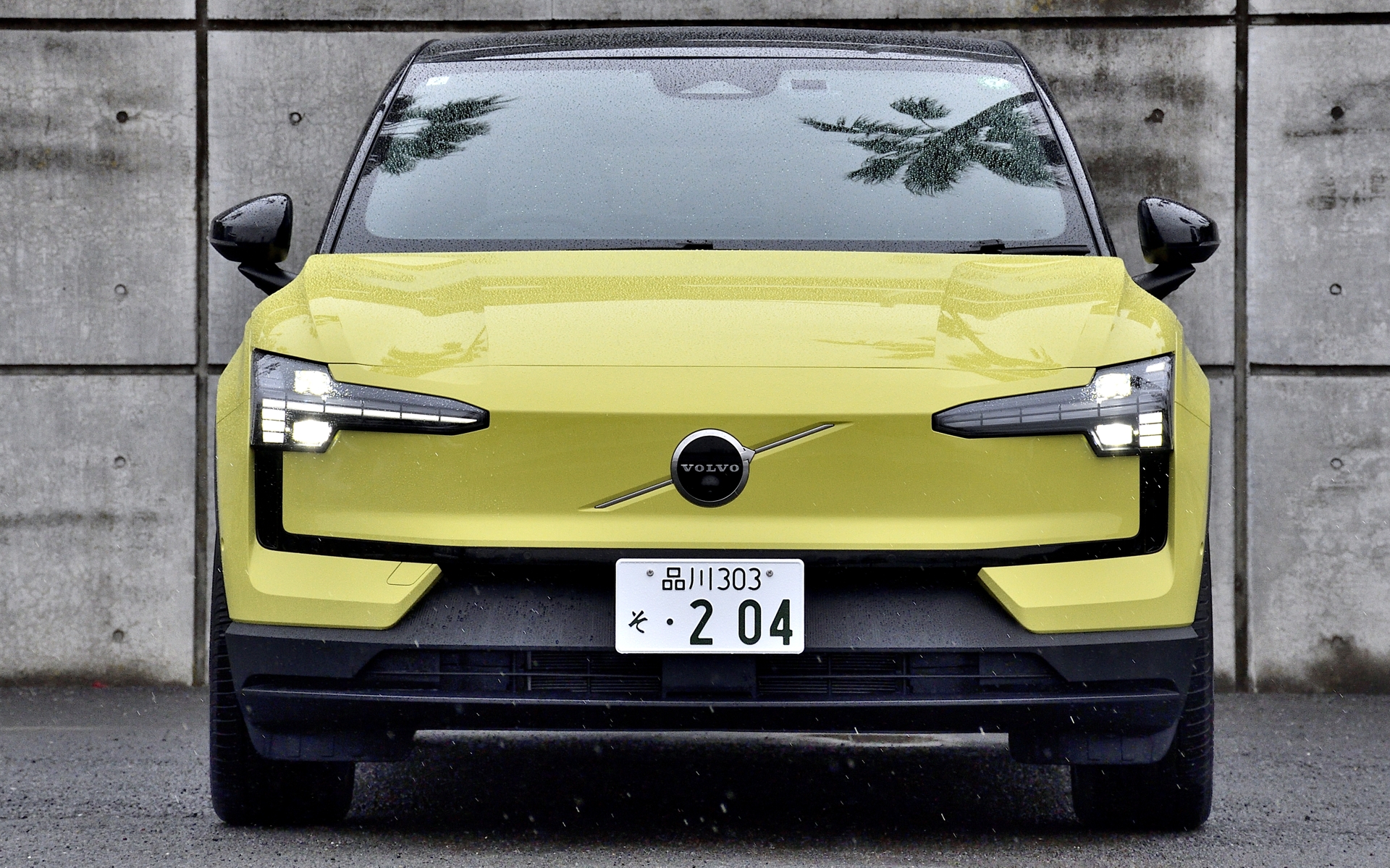 低く抑えたフロントエンドに、グリルレスのエアロフロントデザインを採用したエアロダイナミックデザインによりCd（空気抵抗）値は0.28を実現。また、ワイドフェンダーと大径ホイールに加え、ボディ下部には3Dリブデザインを採用