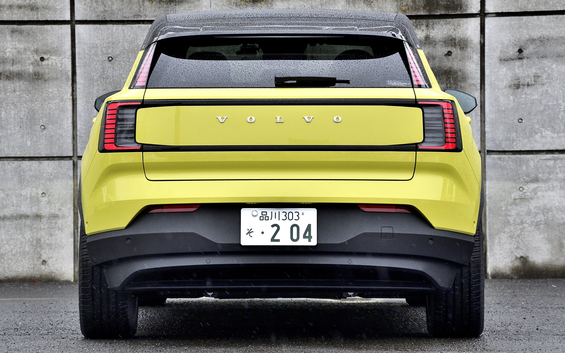 低く抑えたフロントエンドに、グリルレスのエアロフロントデザインを採用したエアロダイナミックデザインによりCd（空気抵抗）値は0.28を実現。また、ワイドフェンダーと大径ホイールに加え、ボディ下部には3Dリブデザインを採用