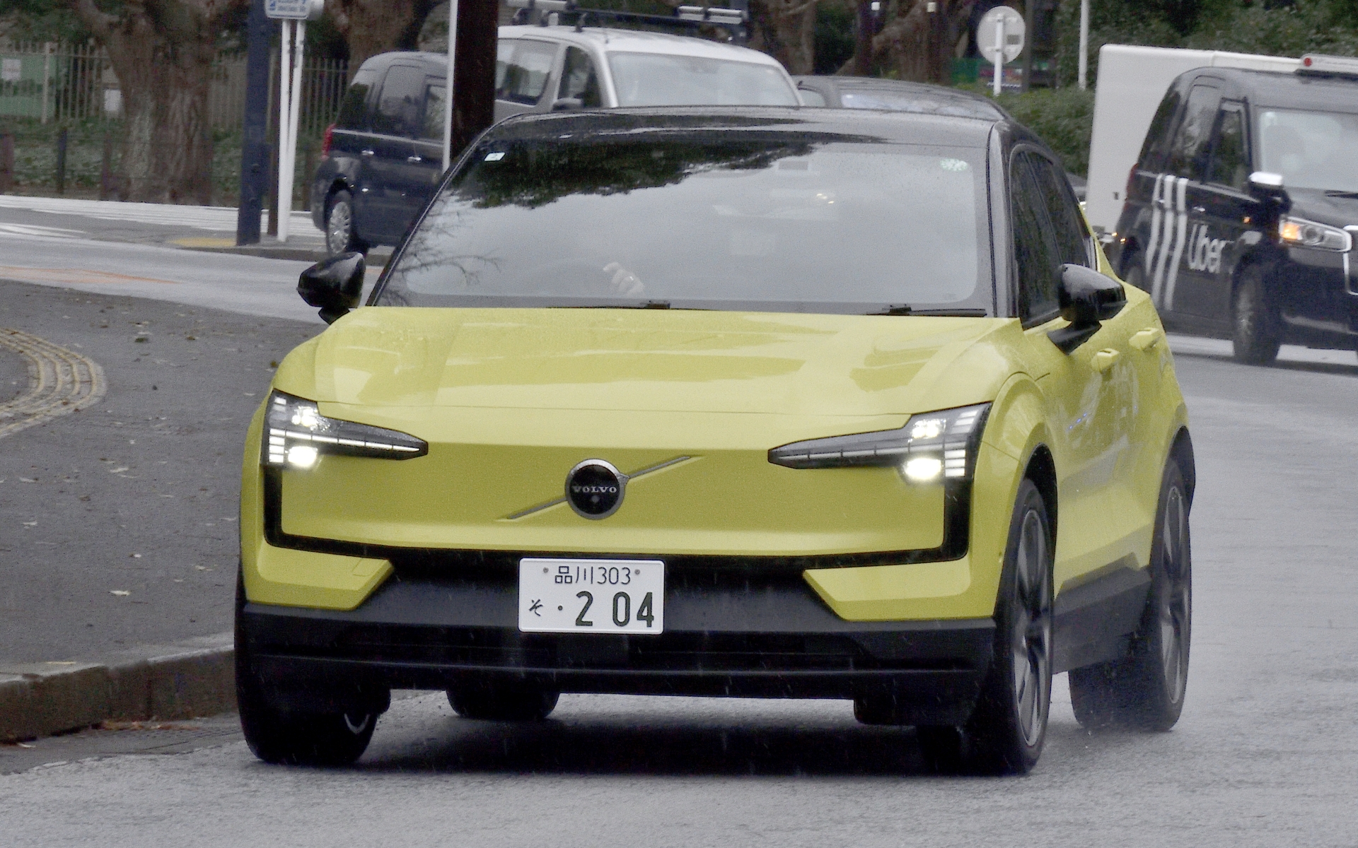 ボディの剛性感はとても高く、ステアリング特性も素直だ