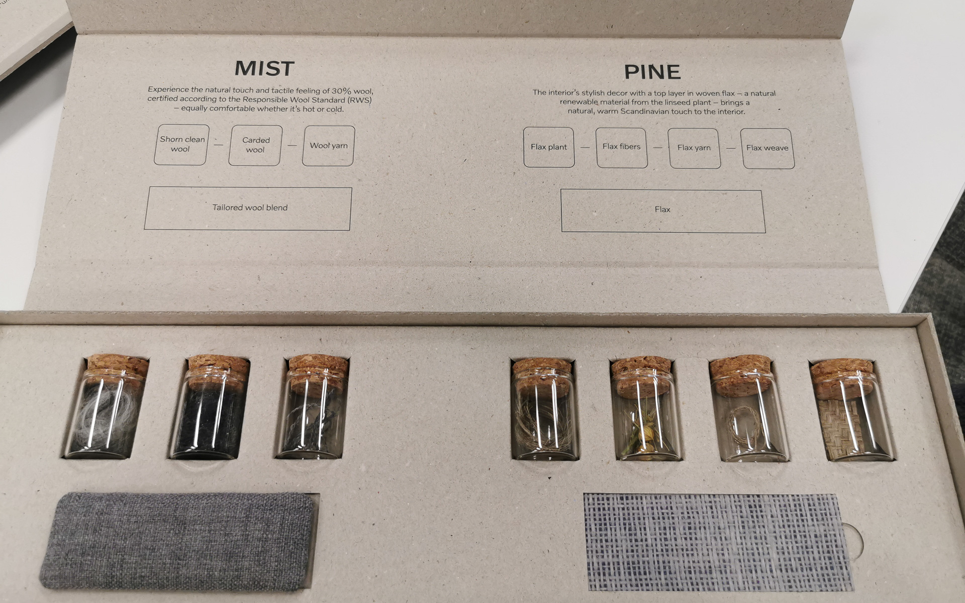 ウール30％とリサイクル・ポリエステル70％を使用したテイラード・ウールブレンドの材質見本（左）と、一年草の亜麻を原材料としたフラックスデコの材質見本（右）