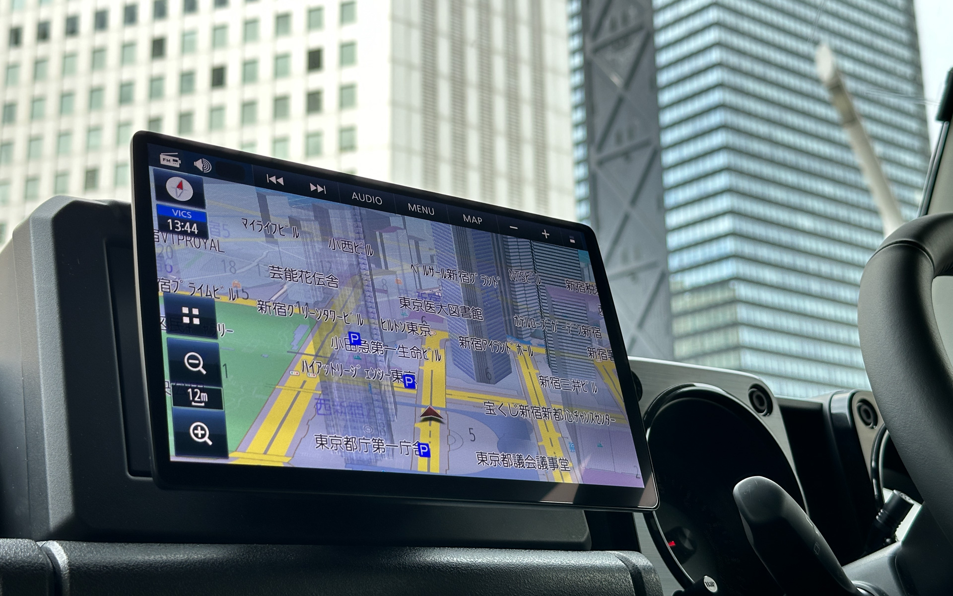 ジムニーに装着されたパナソニック「ストラーダF1X」