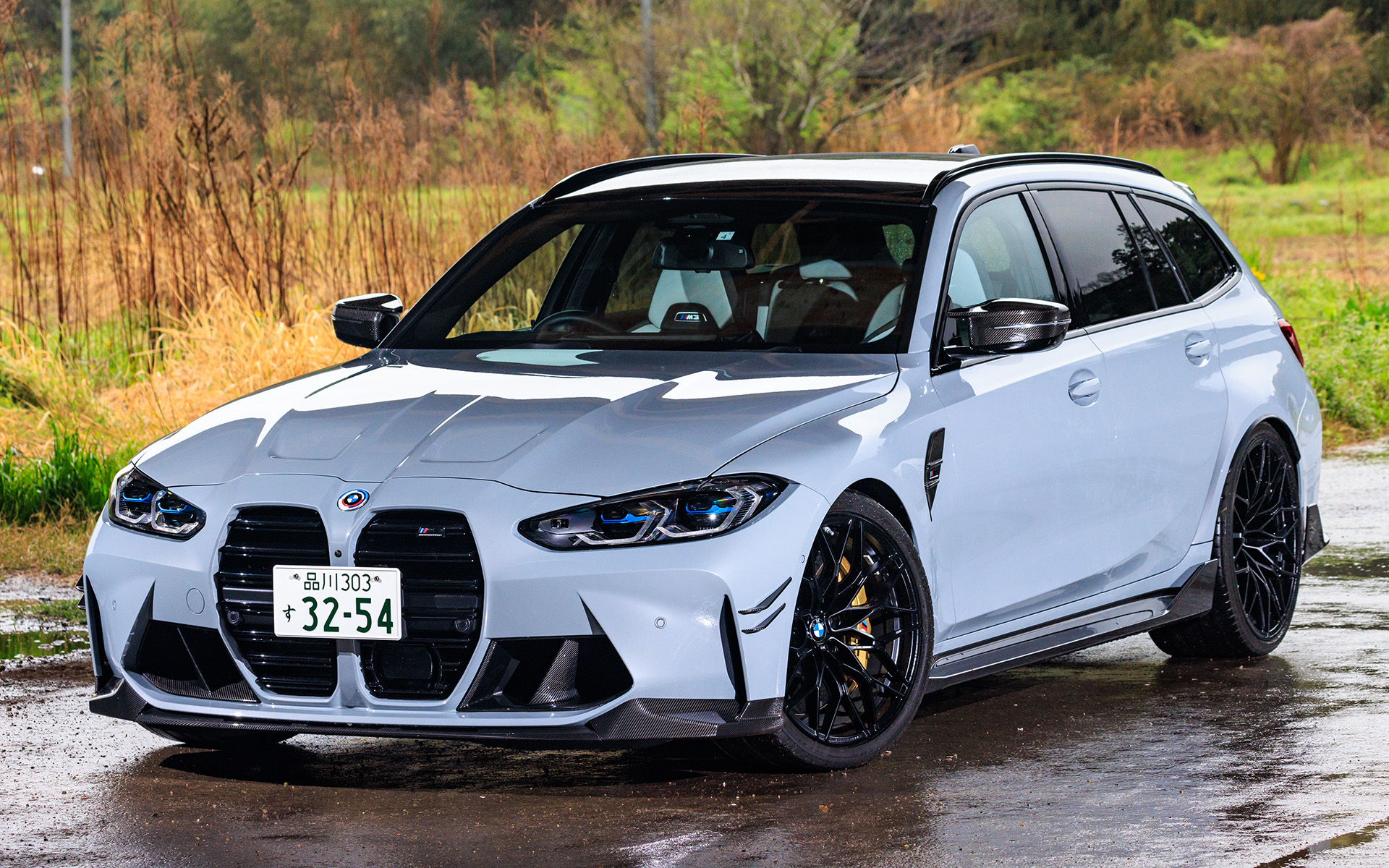 M3 コンペティション M xDrive ツーリング。撮影車両のボディカラーはMブルックリン・グレー。700万円オーバーのBMW M Performanceアクセサリー（オプション）が装着されている