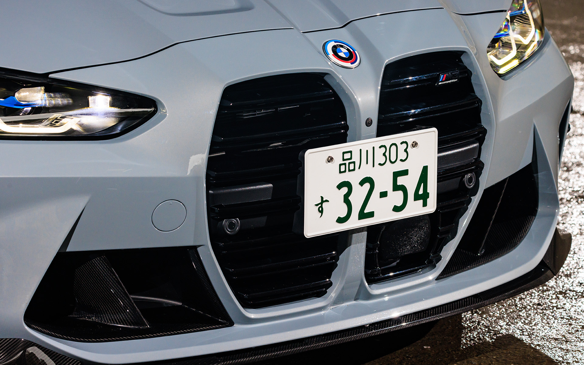 縦型の大型キドニー・グリルとともに下部には大型のエアインテークを配置。他モデルとの差別化はもちろん、エンジンの冷却性能を高める重要な機能性を併せ持つ