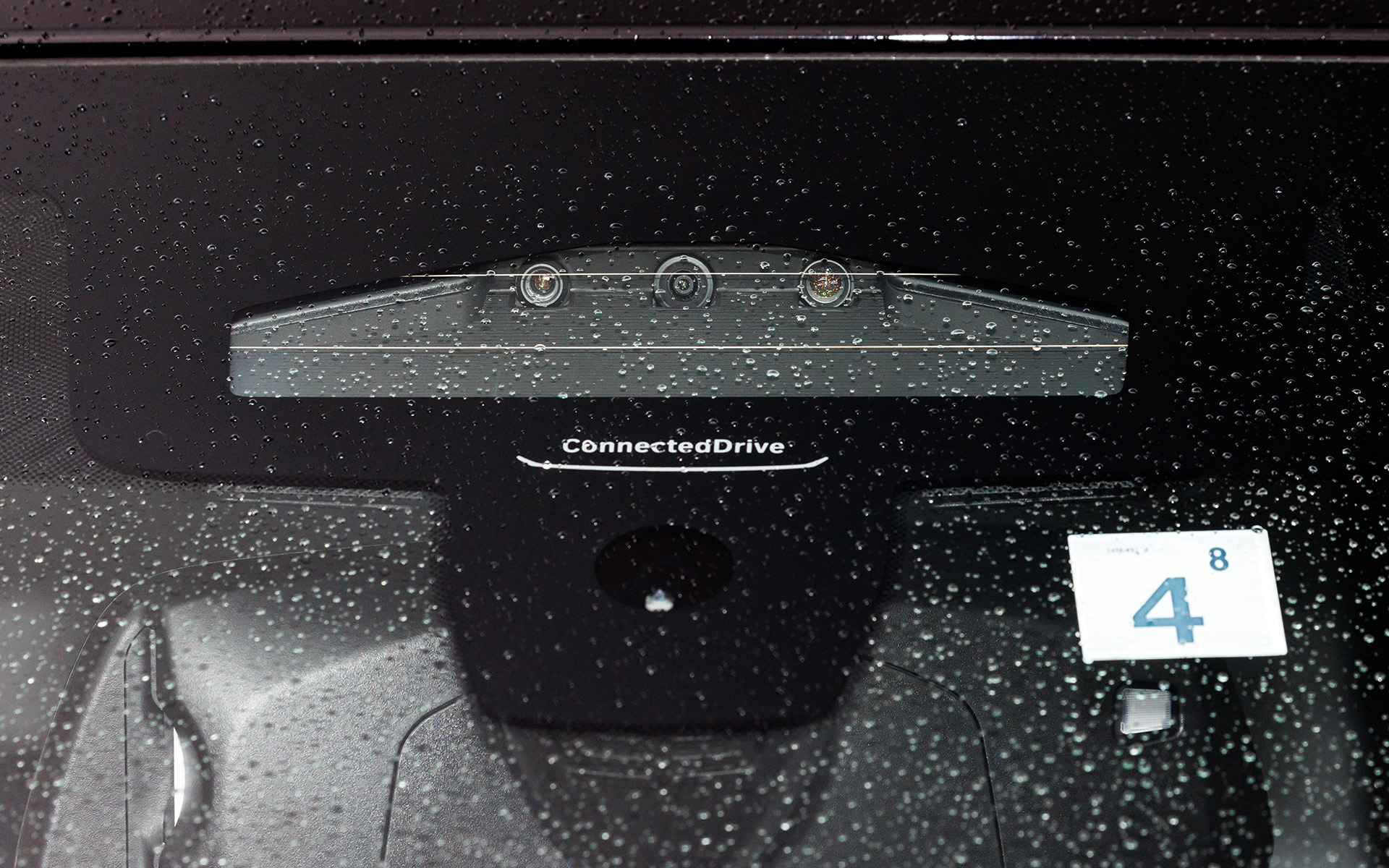 フロントウィンドウ上部には安全機能・運転支援システム用の3眼カメラを配置