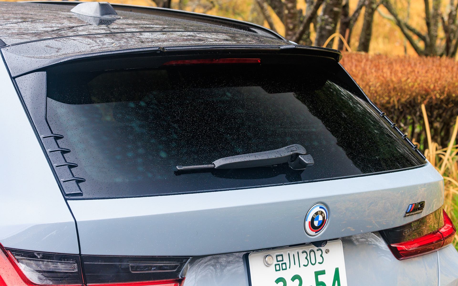 リアにはルーフ・スポイラーとテール・フィン。こちらはグロスブラック