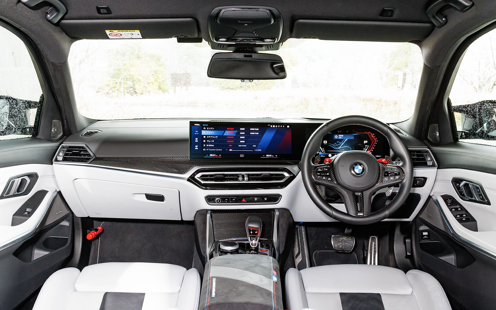 ゴリゴリのスポーツモデルというよりはプレミアムモデルといった印象のインパネまわり