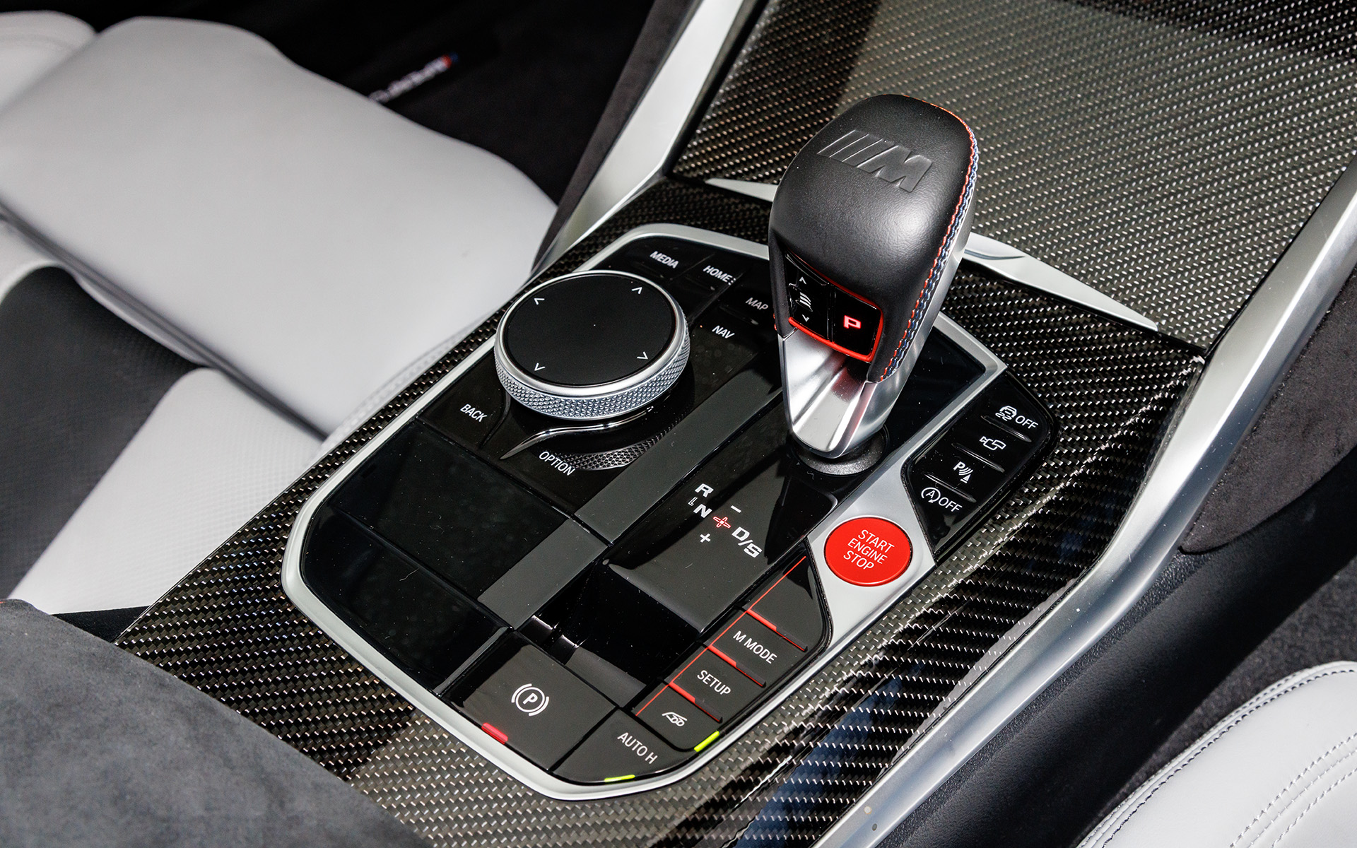 シフトまわりにも多くのスイッチが並ぶ。慣れないと操作でまごつきそう