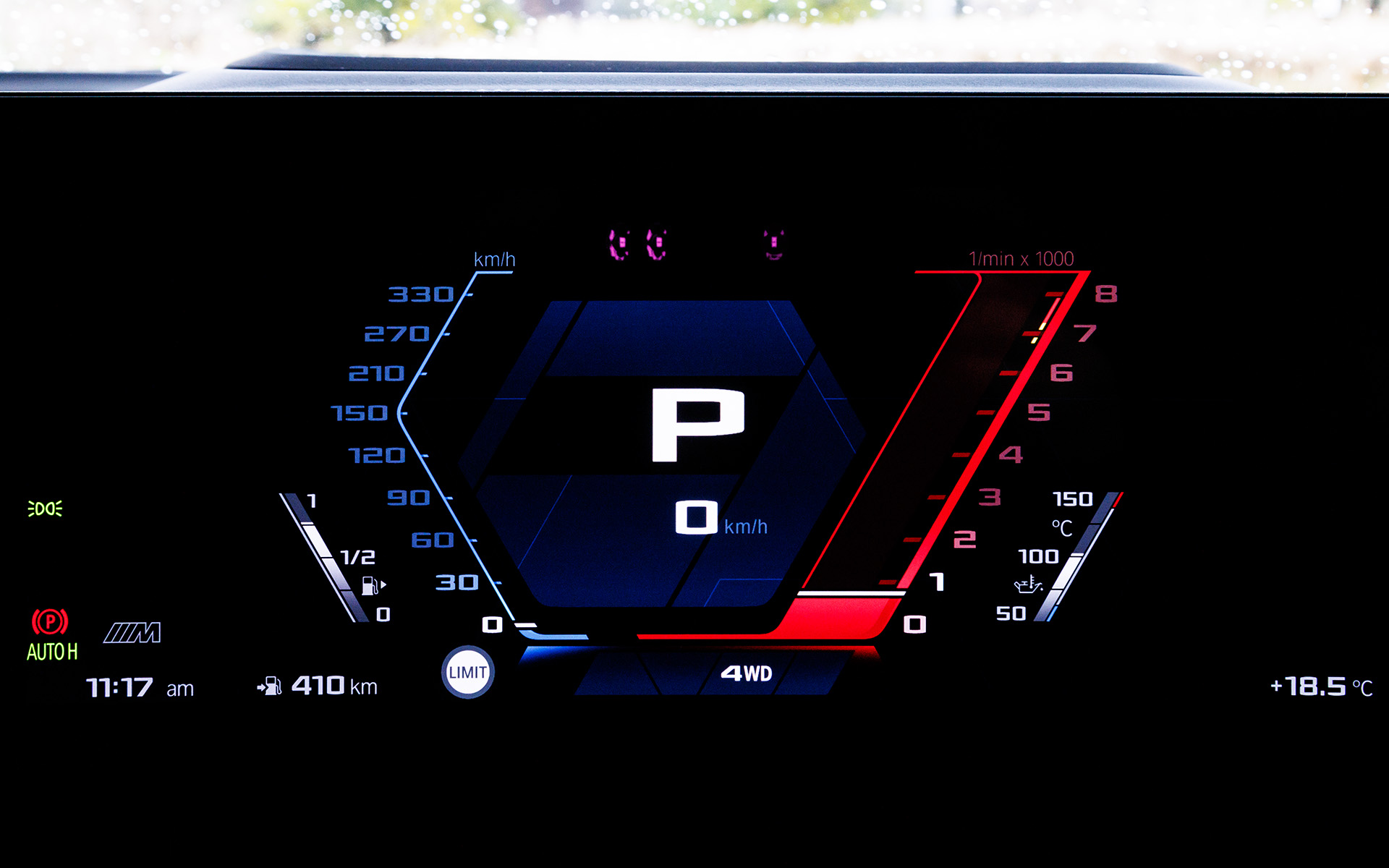 メーターは液晶タイプ。設定や走行モードで表示内容の変更が可能