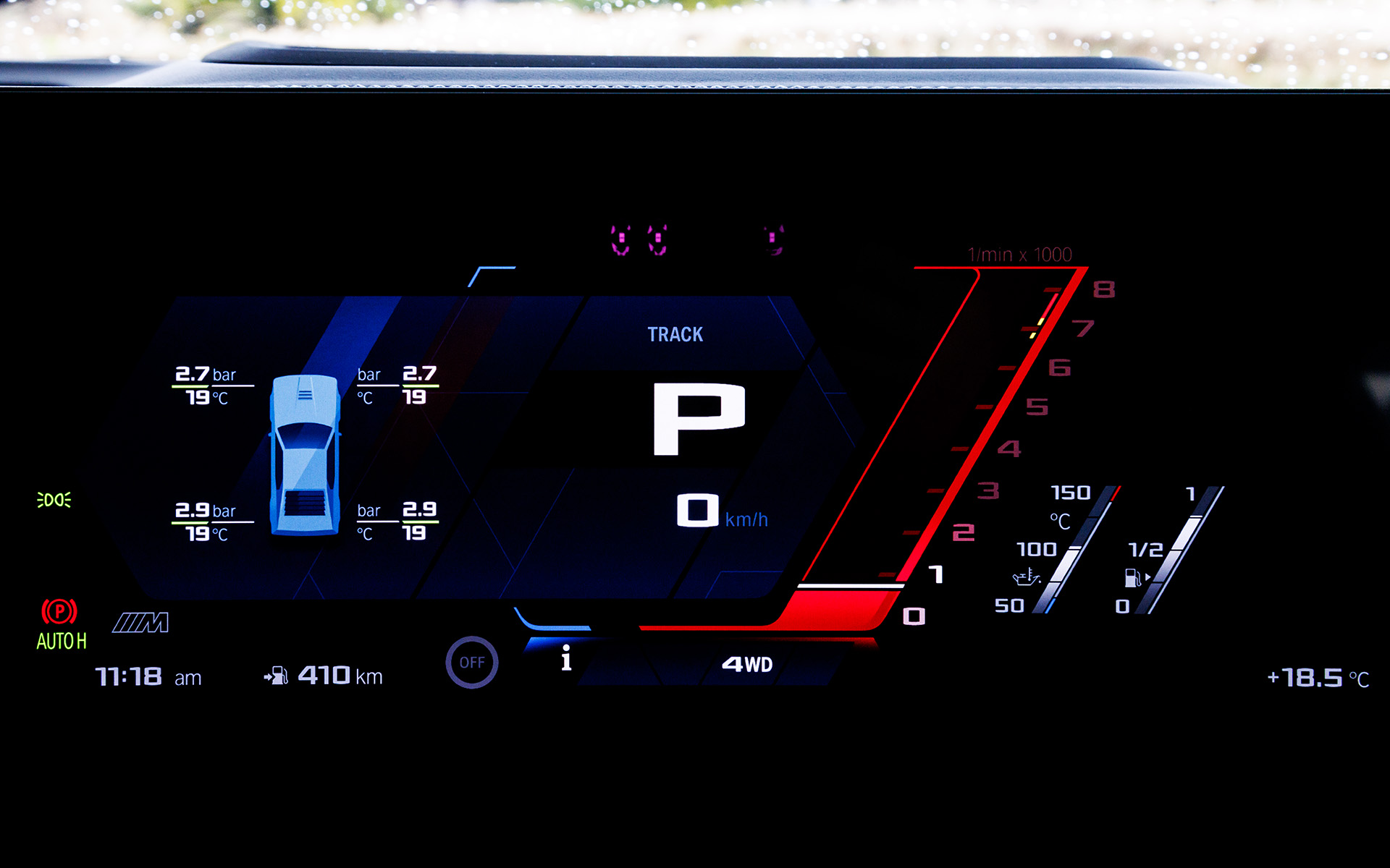 メーターは液晶タイプ。設定や走行モードで表示内容の変更が可能