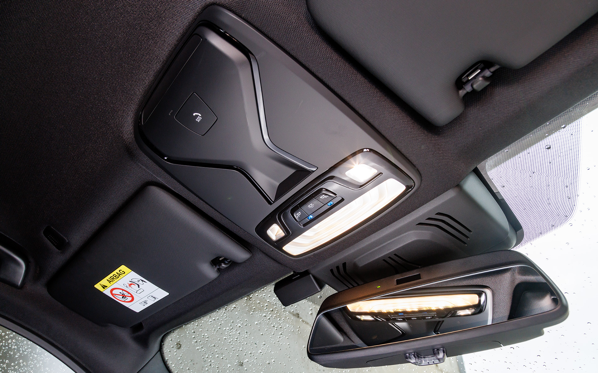 ルーフコンソールにはマップランプなど