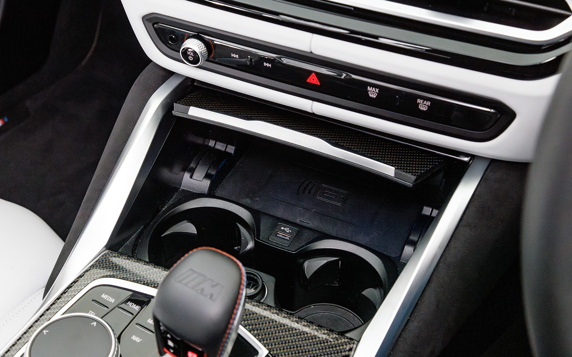 シフト前にはフタ付の収納。カップホルダーやワイヤレス充電などが用意されている