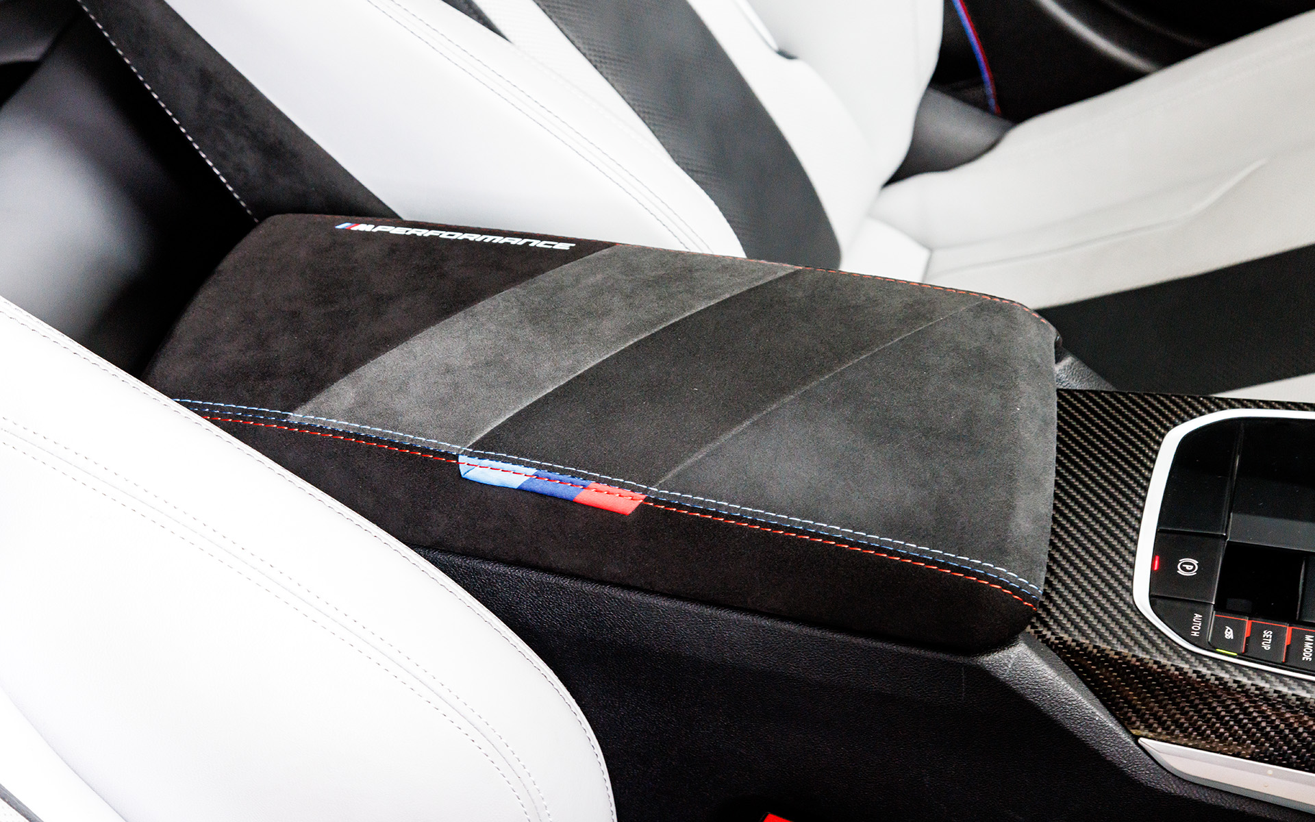 センターコンソールもMを主張